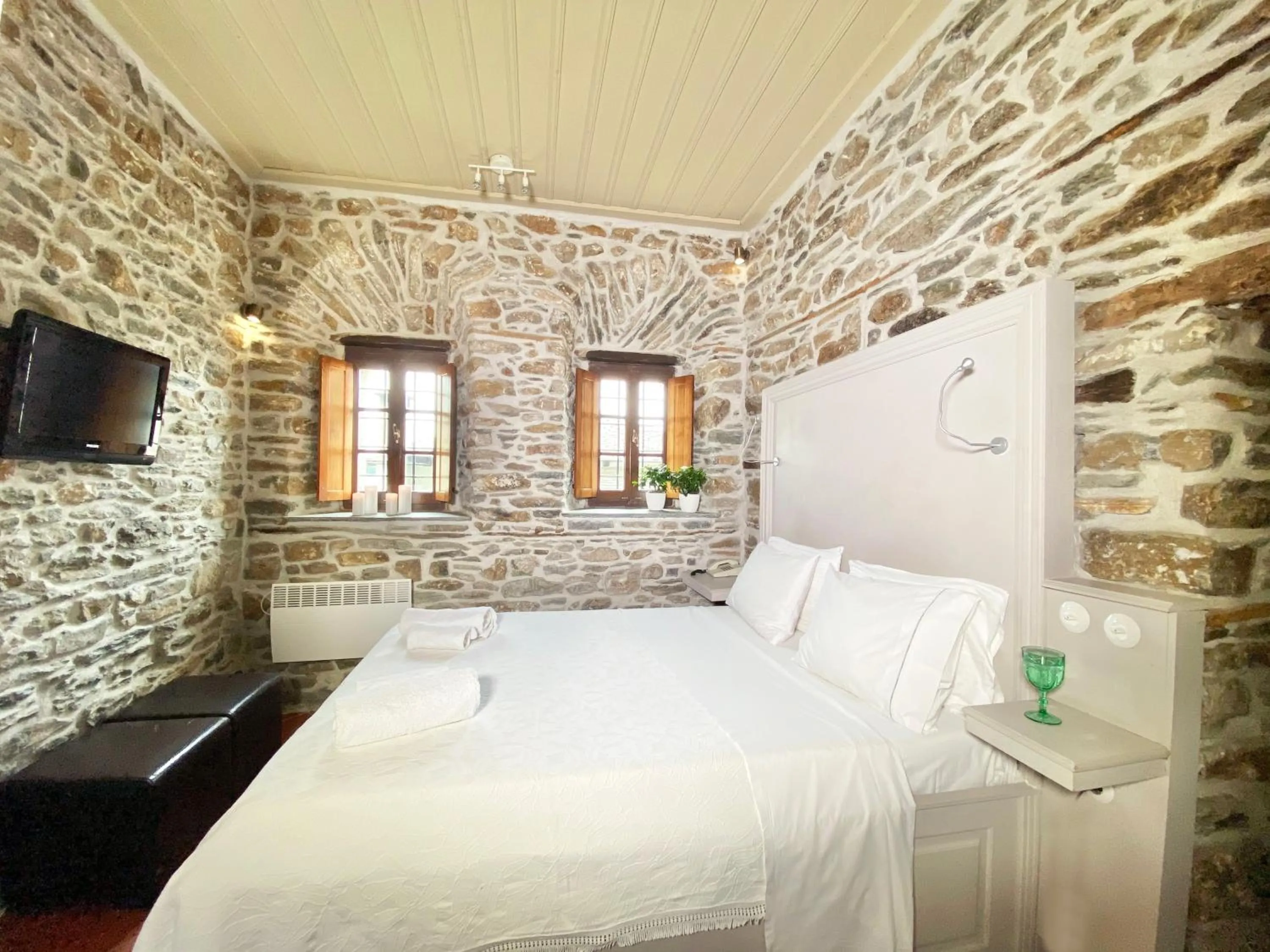 Bed in Archontika Karamarlis