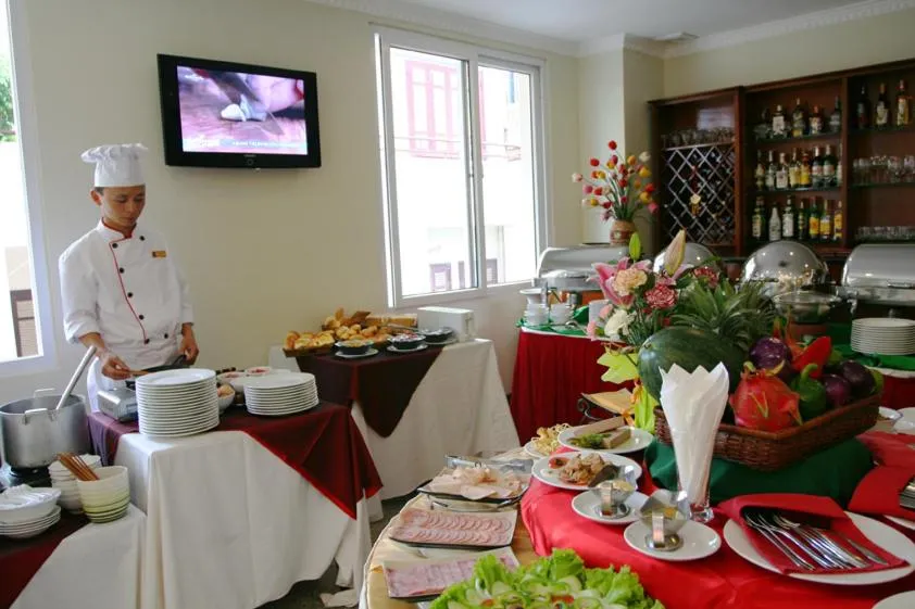 Restaurant/places to eat in Sunny Hotel 1