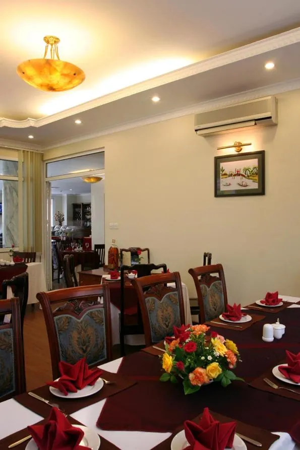 Restaurant/places to eat in Sunny Hotel 1
