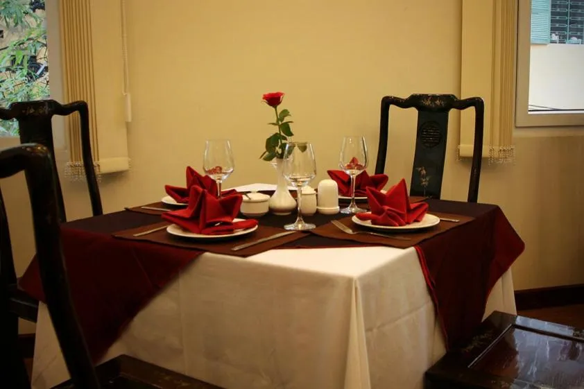 Restaurant/places to eat in Sunny Hotel 1