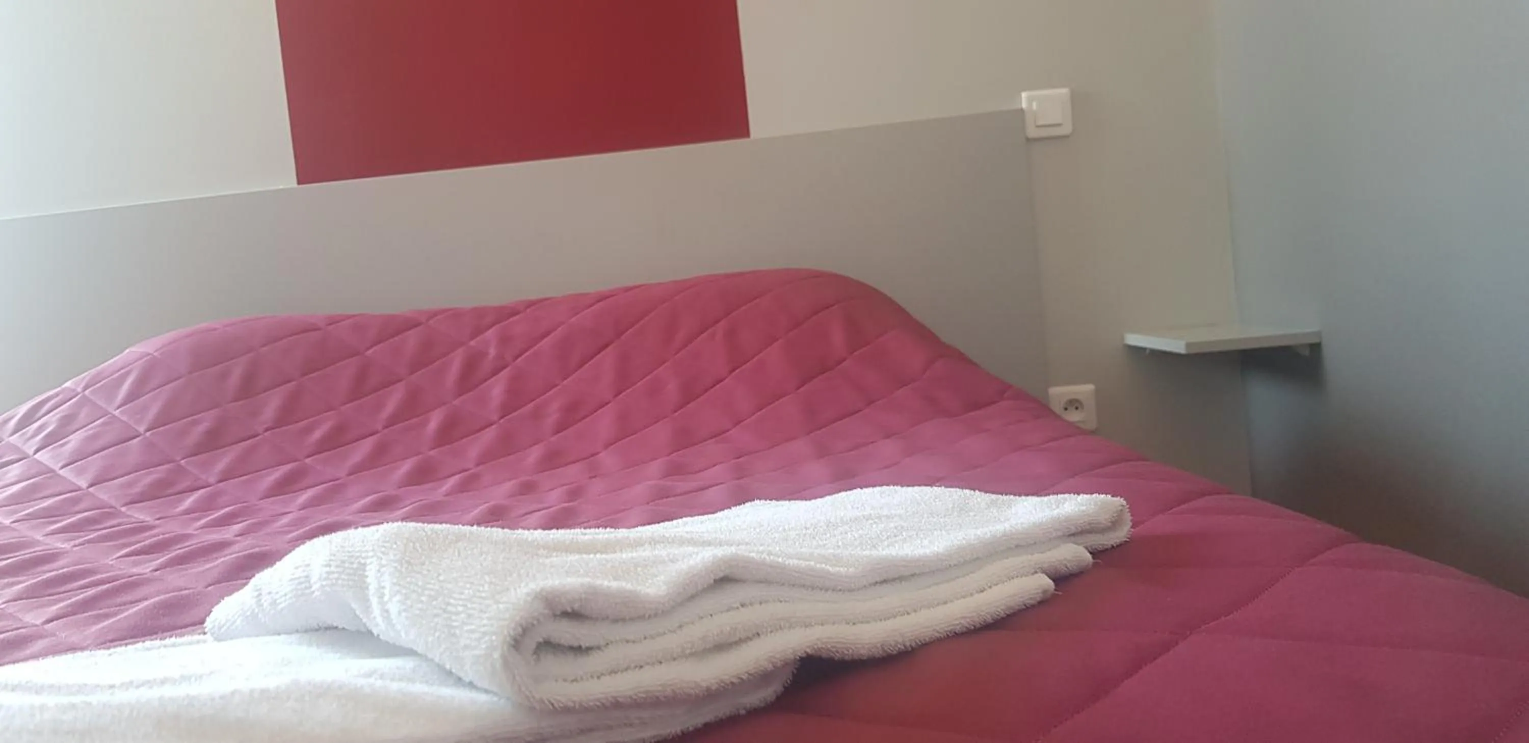 Property building, Bed in Relais de Barbezieux