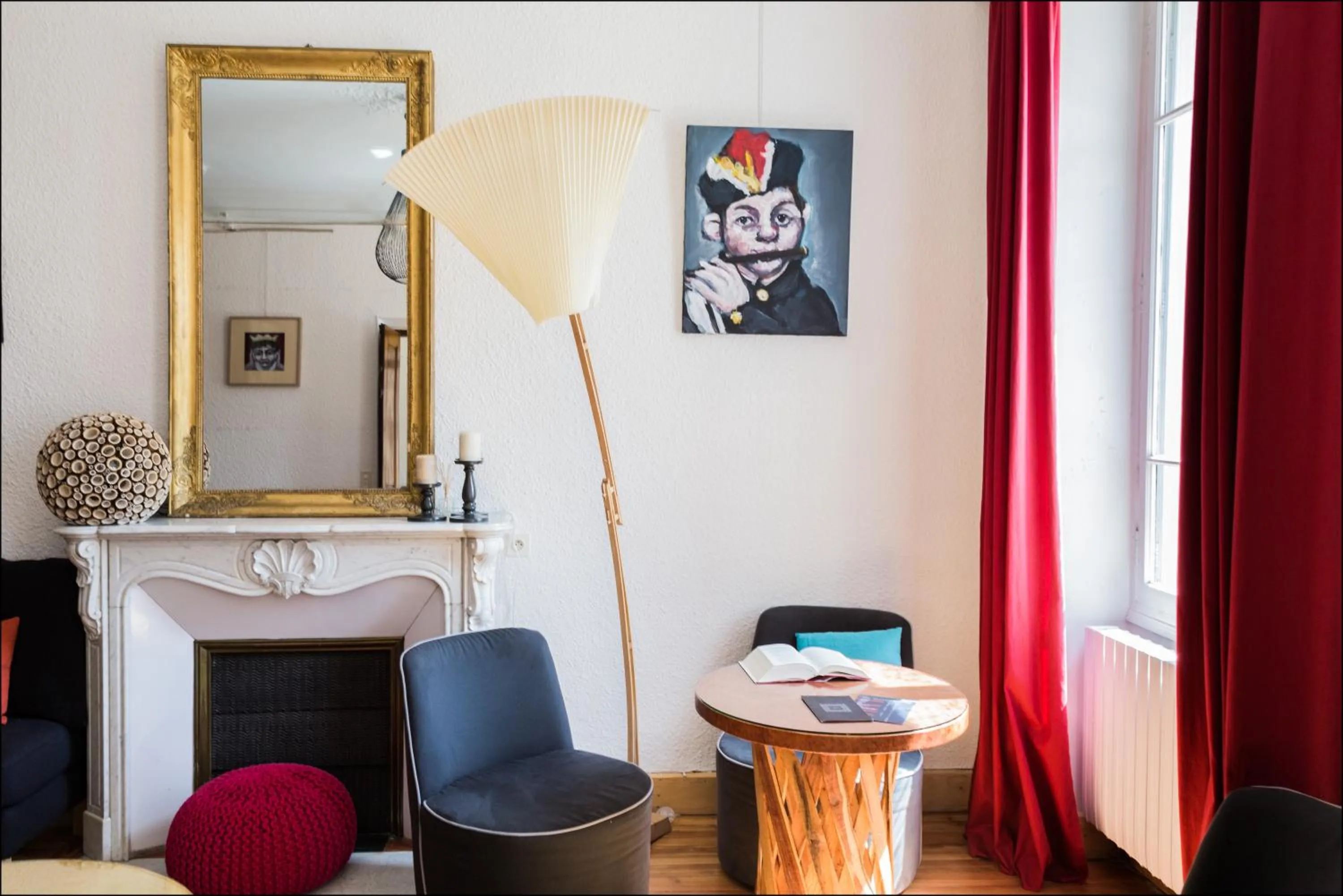 Communal lounge/ TV room in Hotel Spa Azteca Barcelonnette