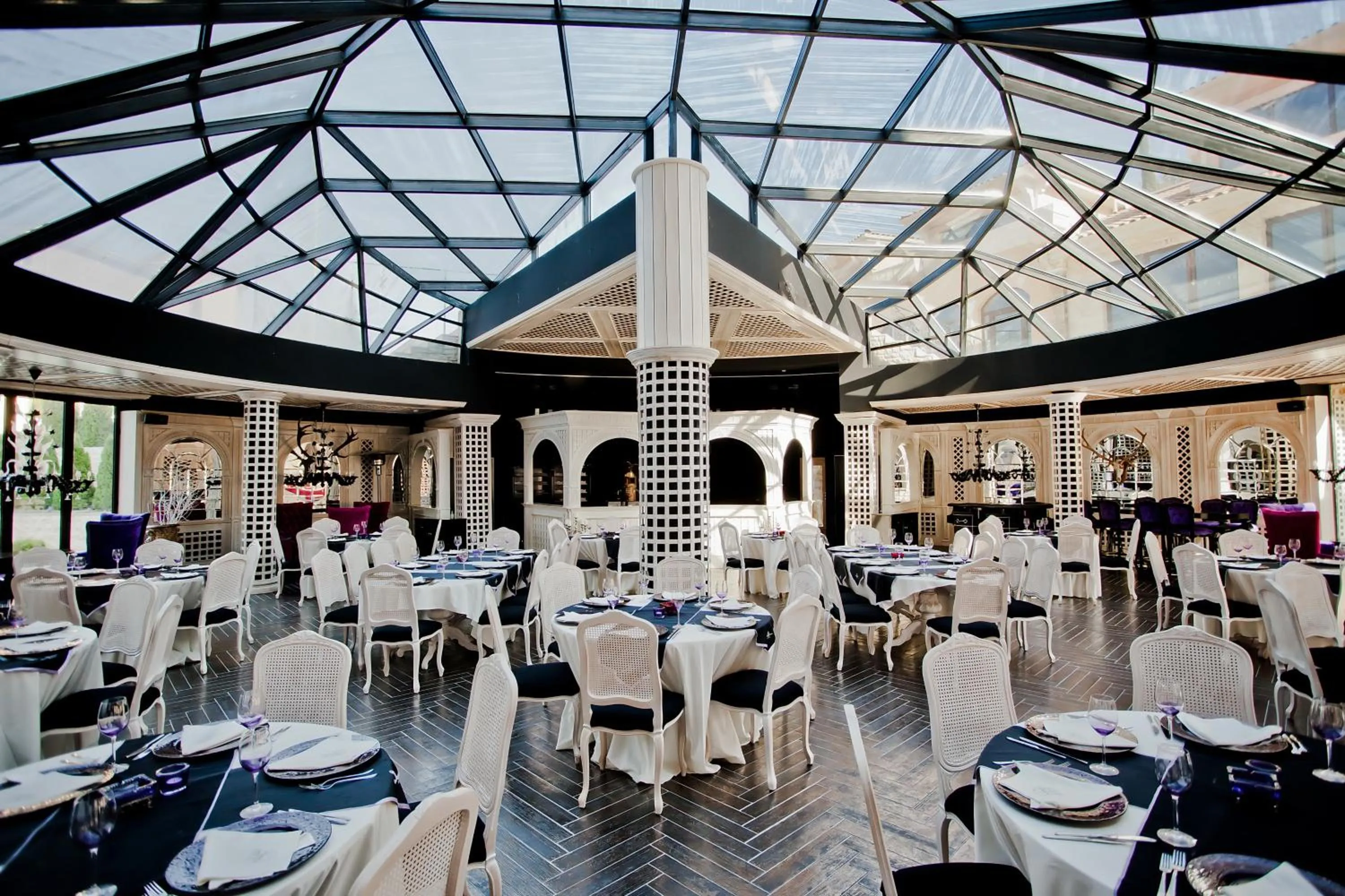 Restaurant/places to eat in Royal Castle Design & SPA