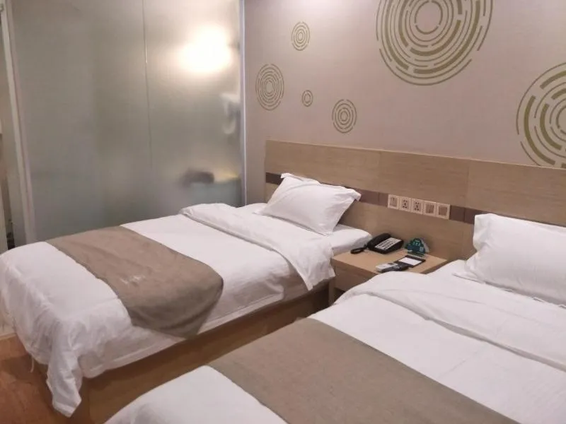 Bed in GreenTree Inn Henan Shangqiu Liangyuan District Railway Station Express Hotel