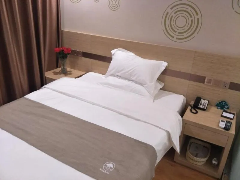 Bed in GreenTree Inn Henan Shangqiu Liangyuan District Railway Station Express Hotel