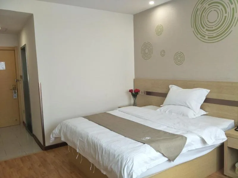 Bed in GreenTree Inn Henan Shangqiu Liangyuan District Railway Station Express Hotel