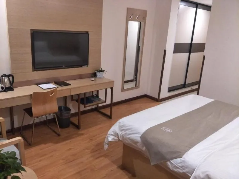 Bed in GreenTree Inn Henan Shangqiu Liangyuan District Railway Station Express Hotel