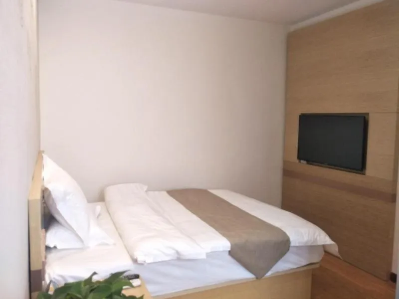 Bed in GreenTree Inn Henan Shangqiu Liangyuan District Railway Station Express Hotel