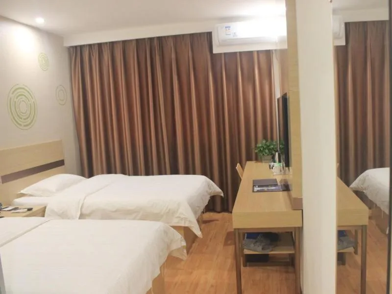 Bed in GreenTree Inn Henan Shangqiu Liangyuan District Railway Station Express Hotel