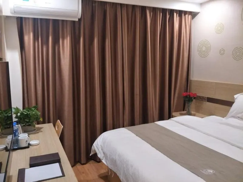 Bed in GreenTree Inn Henan Shangqiu Liangyuan District Railway Station Express Hotel