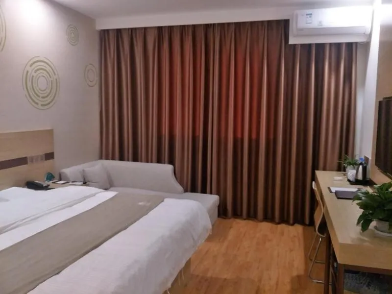 Bed in GreenTree Inn Henan Shangqiu Liangyuan District Railway Station Express Hotel
