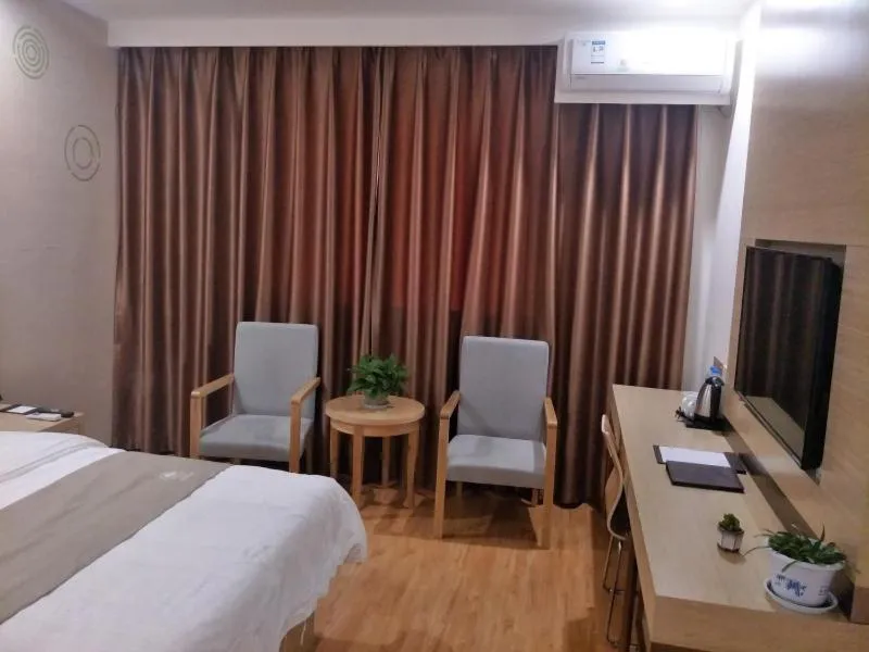 Bed in GreenTree Inn Henan Shangqiu Liangyuan District Railway Station Express Hotel