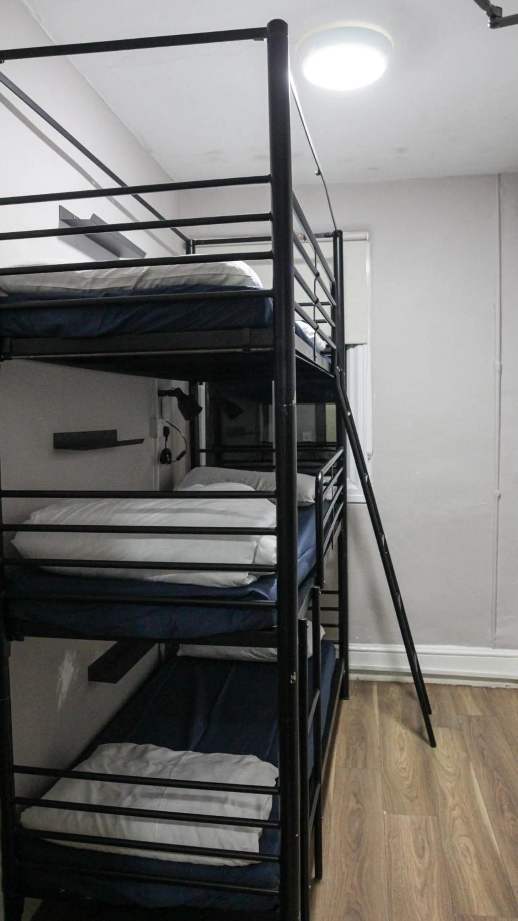 Bedroom, Bed in Onefam Waterloo 18-36 years old