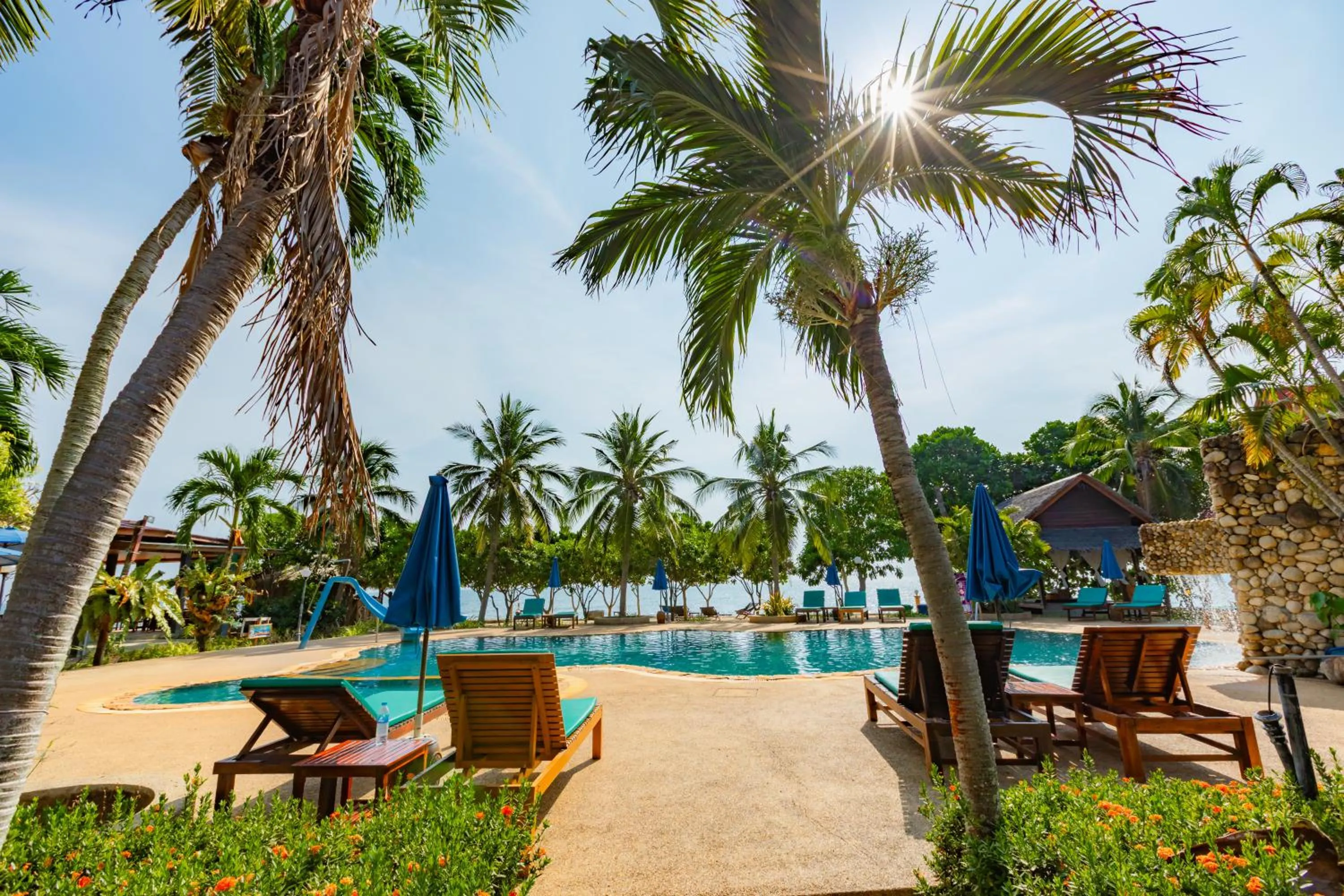 Swimming pool in Dream Team Beach Resort