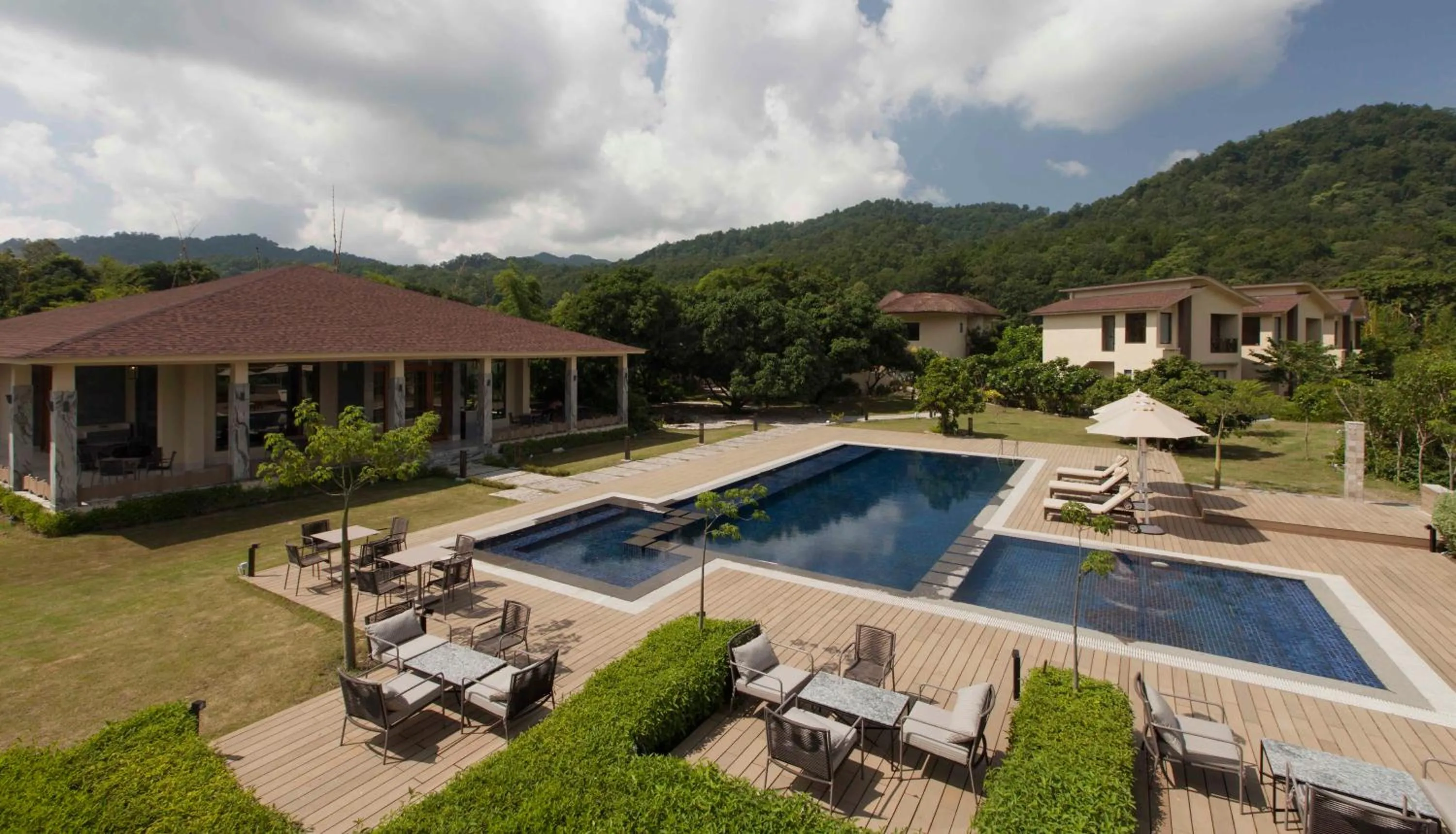 Swimming pool in Lemon Tree Premier, Corbett
