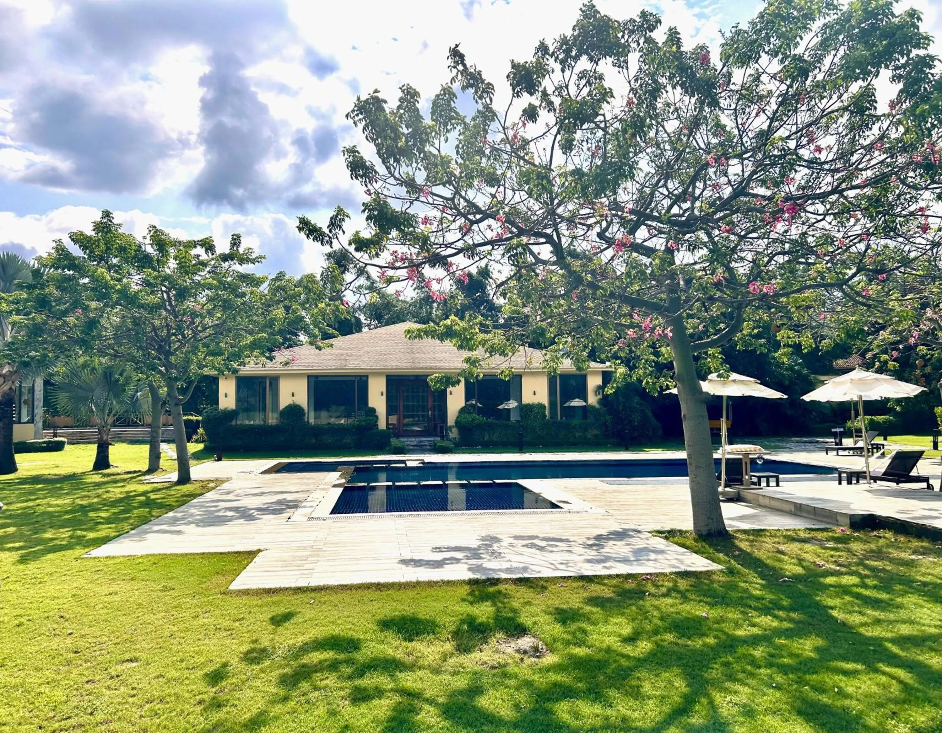 Swimming pool in Lemon Tree Premier, Corbett
