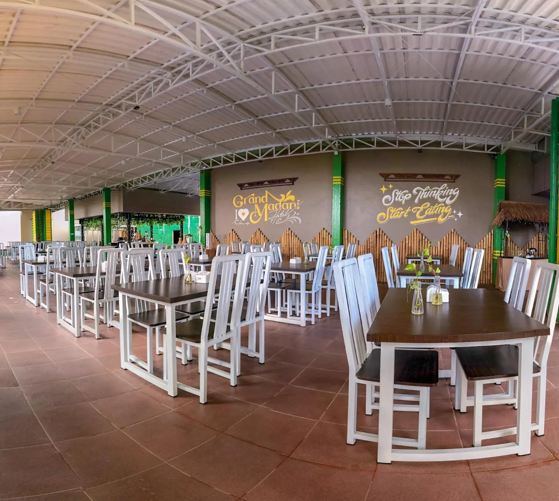 Restaurant/places to eat in Grand Madani Hotel Restaurant/places to eat in Grand Madani Hotel