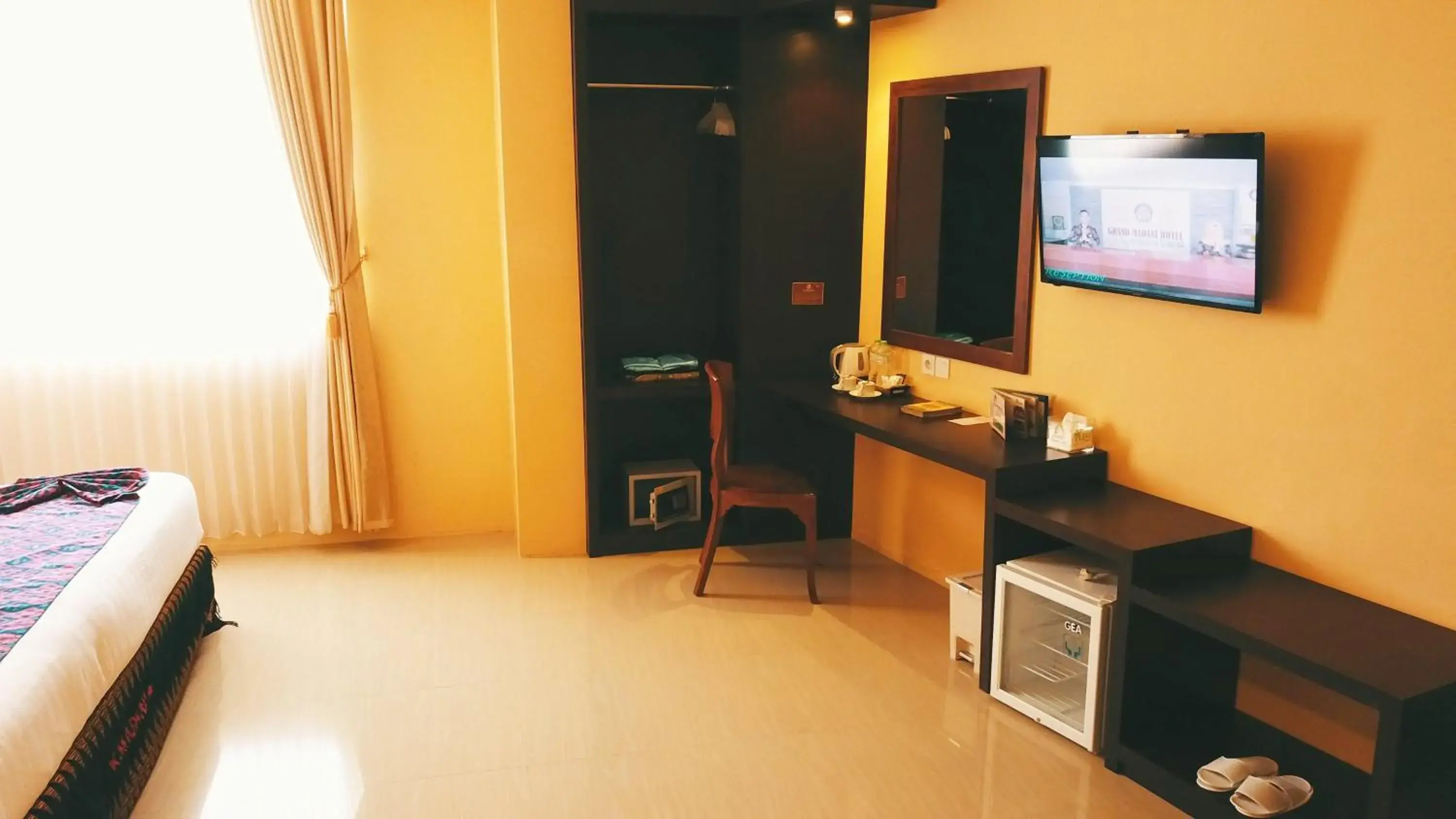 Coffee/tea facilities, Bed in Grand Madani Hotel Coffee/tea facilities, Bed in Grand Madani Hotel