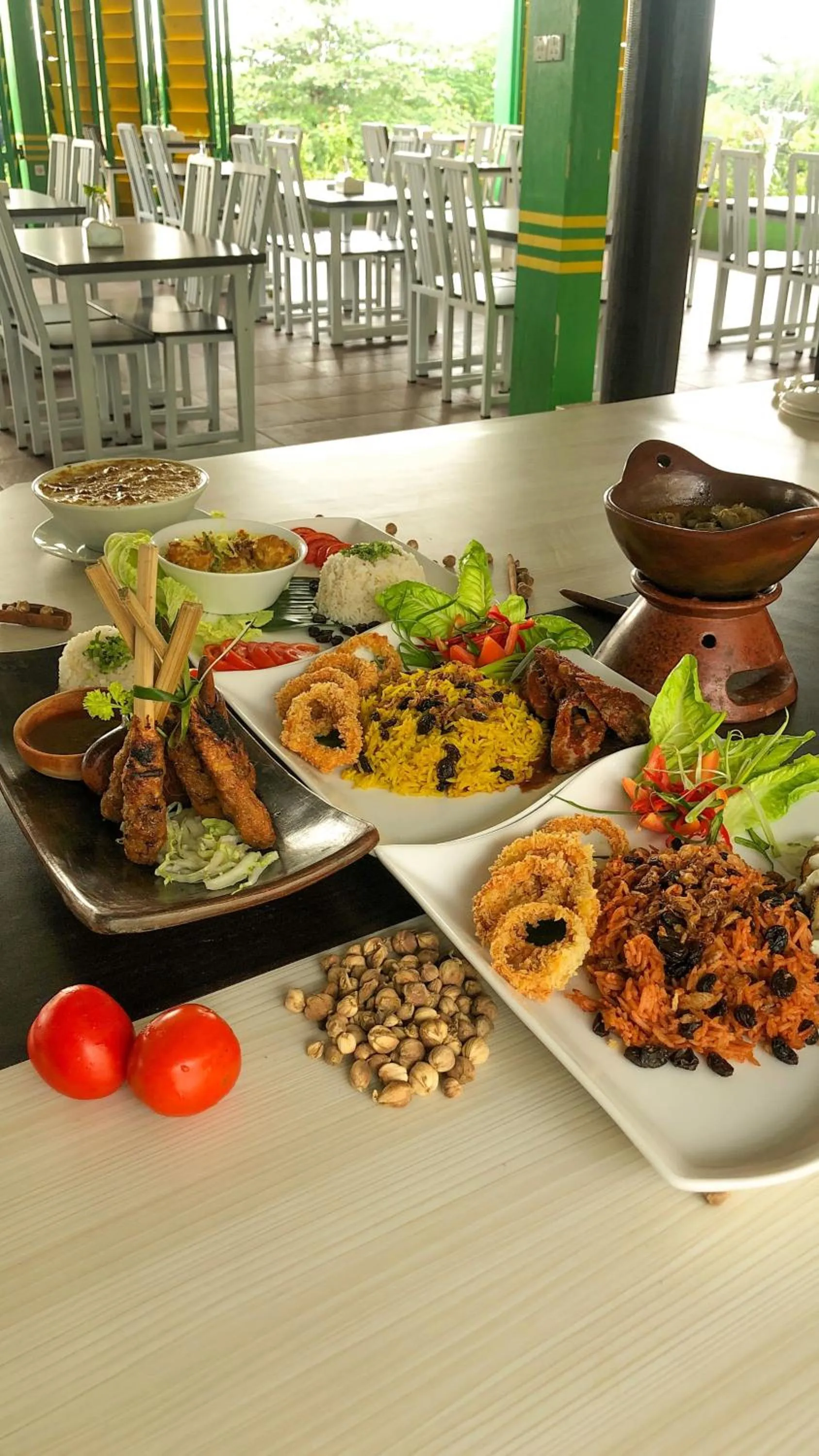 Restaurant/places to eat in Grand Madani Hotel