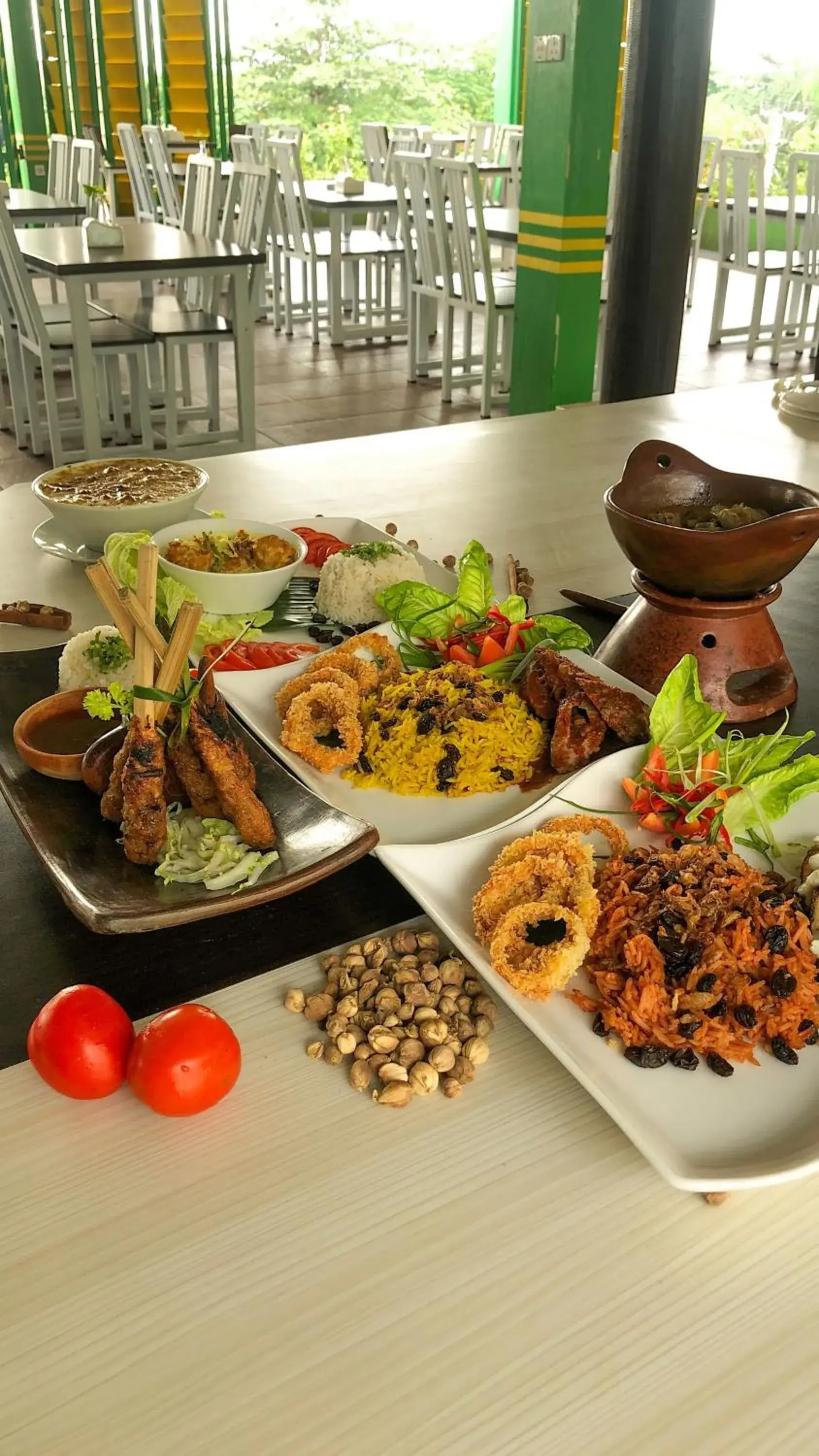 Restaurant/places to eat in Grand Madani Hotel Restaurant/places to eat in Grand Madani Hotel