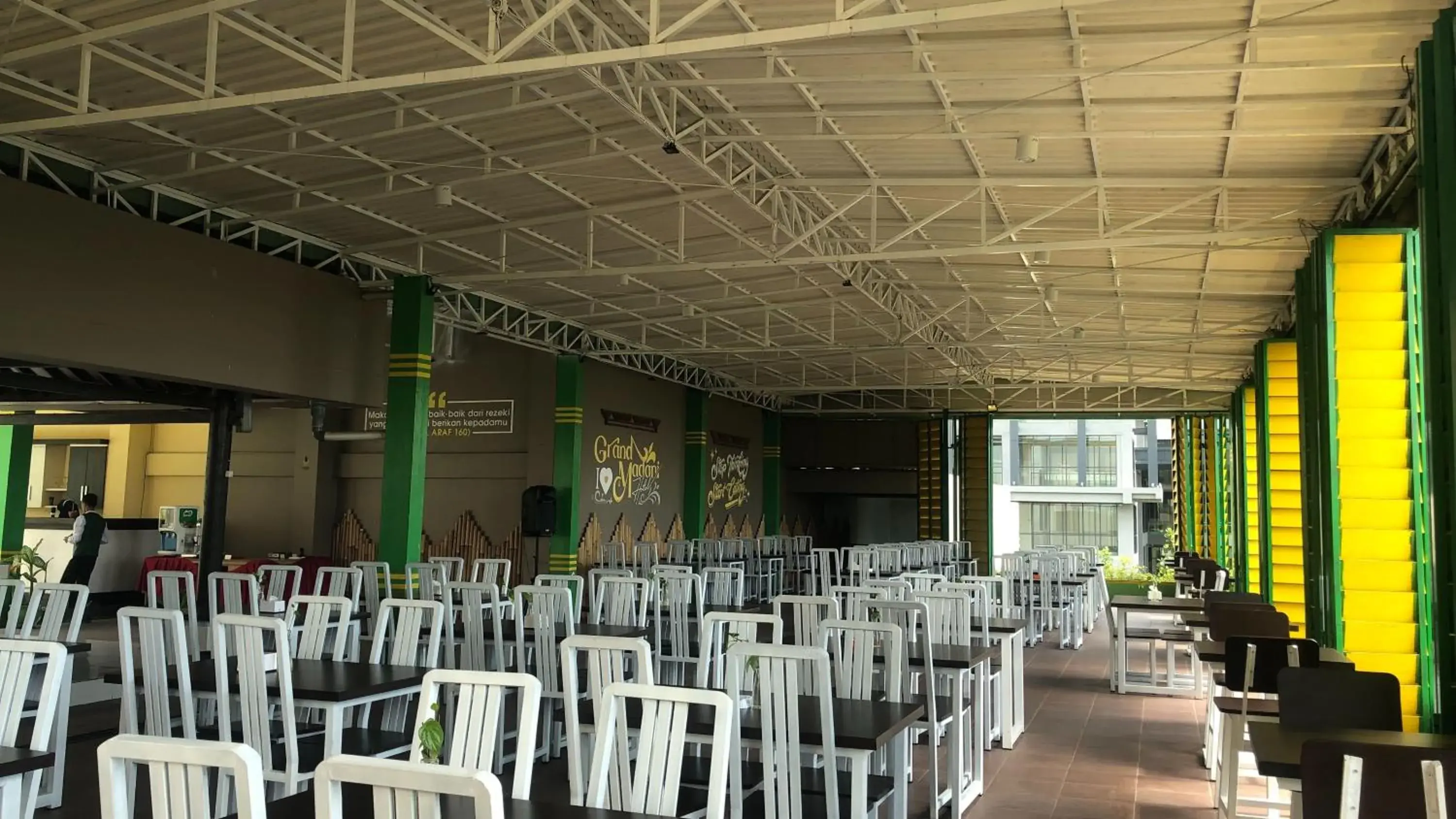 Restaurant/places to eat in Grand Madani Hotel Restaurant/places to eat in Grand Madani Hotel