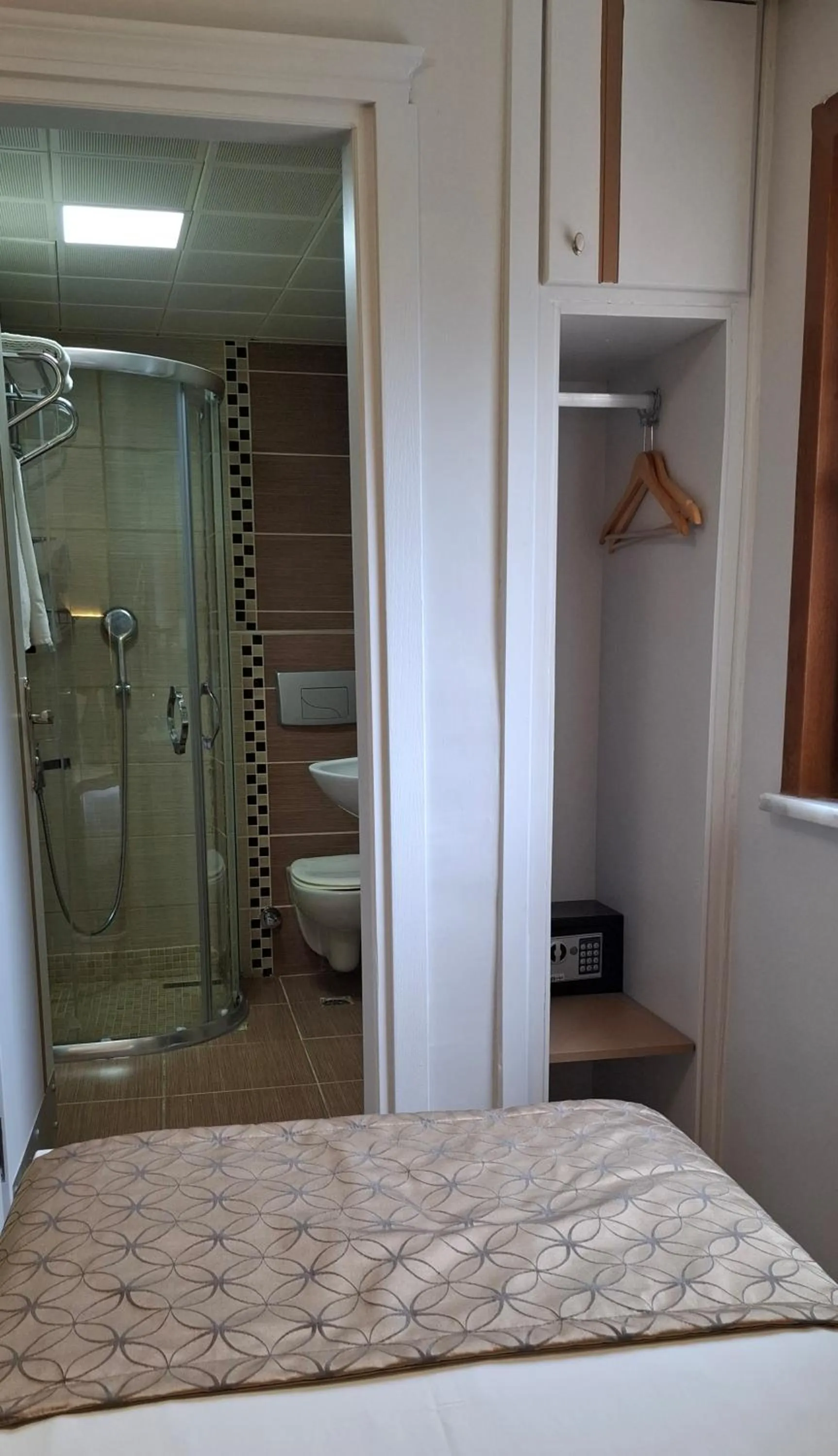 Shower in Hotel Süreyya