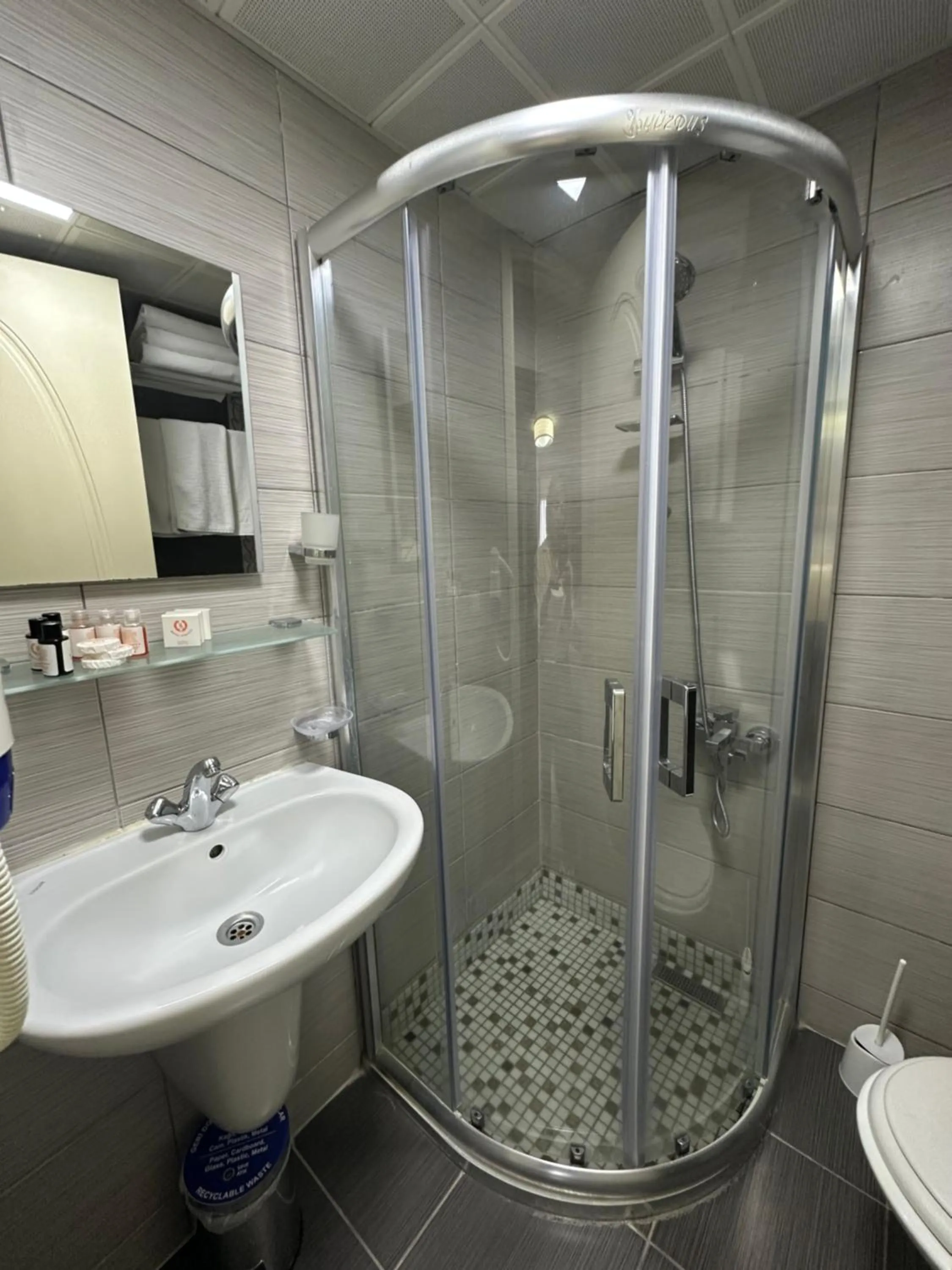 Bathroom in Hotel Süreyya