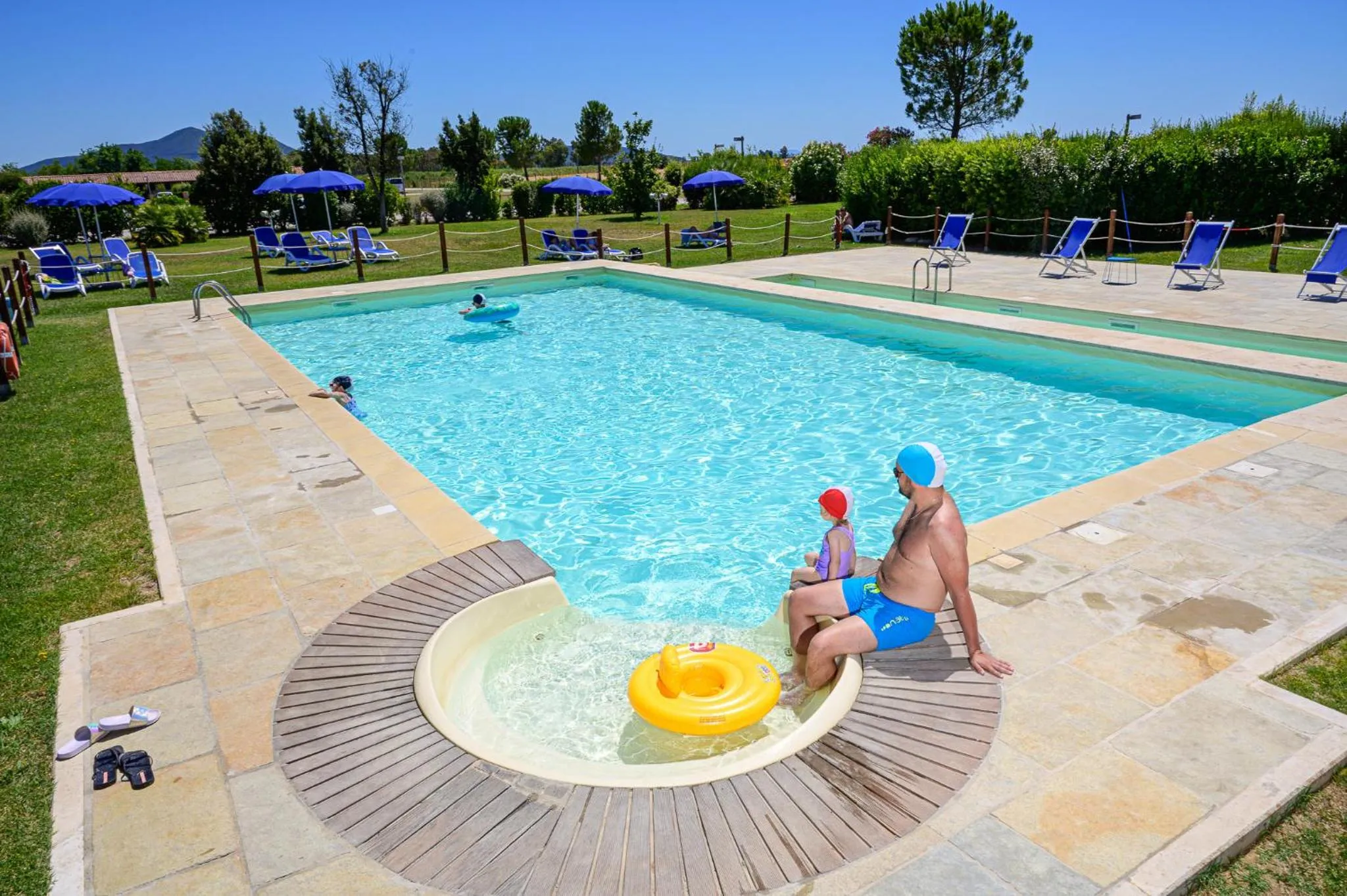 Swimming pool in Residenza Principina