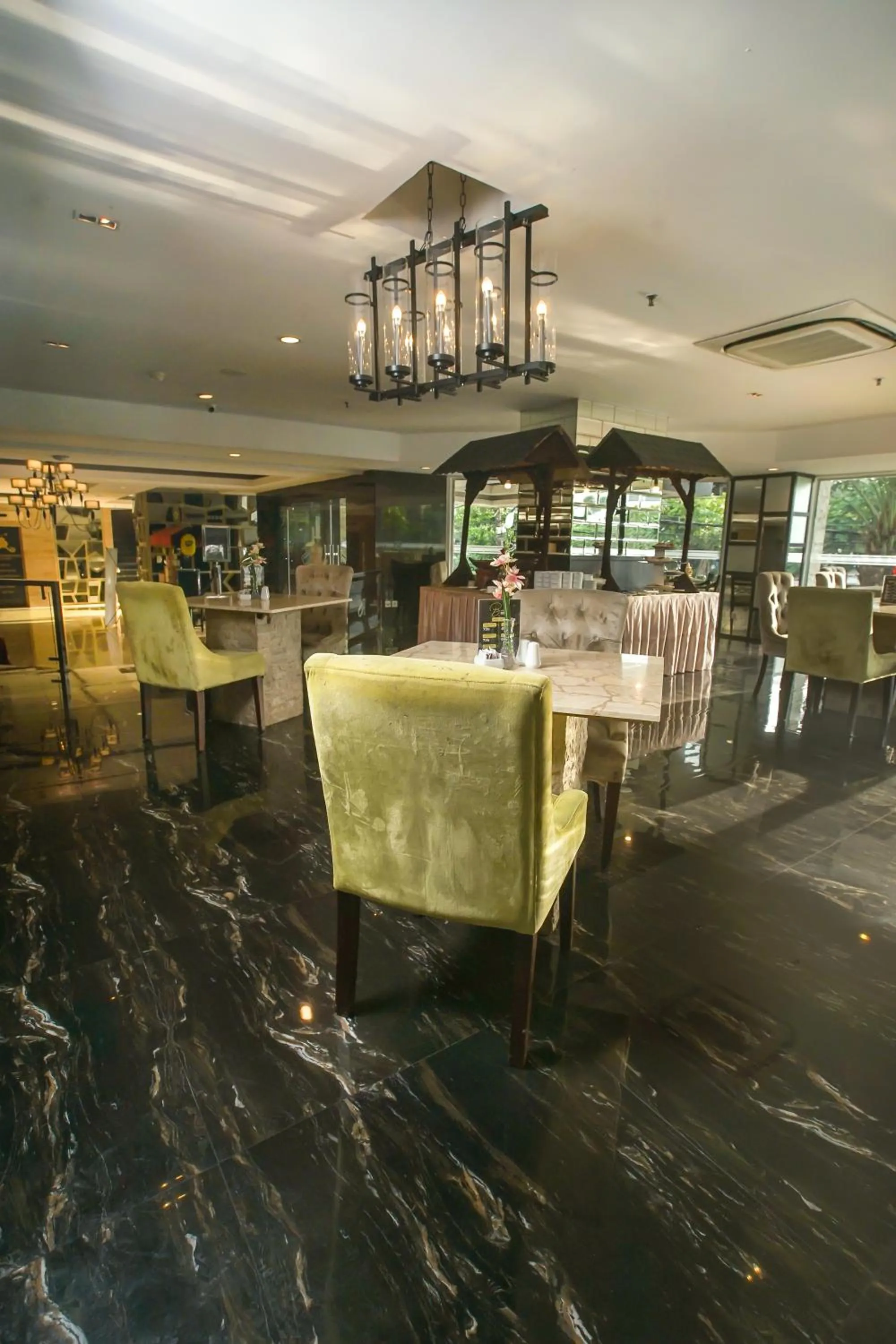 Restaurant/places to eat in Royal Regantris Cendana