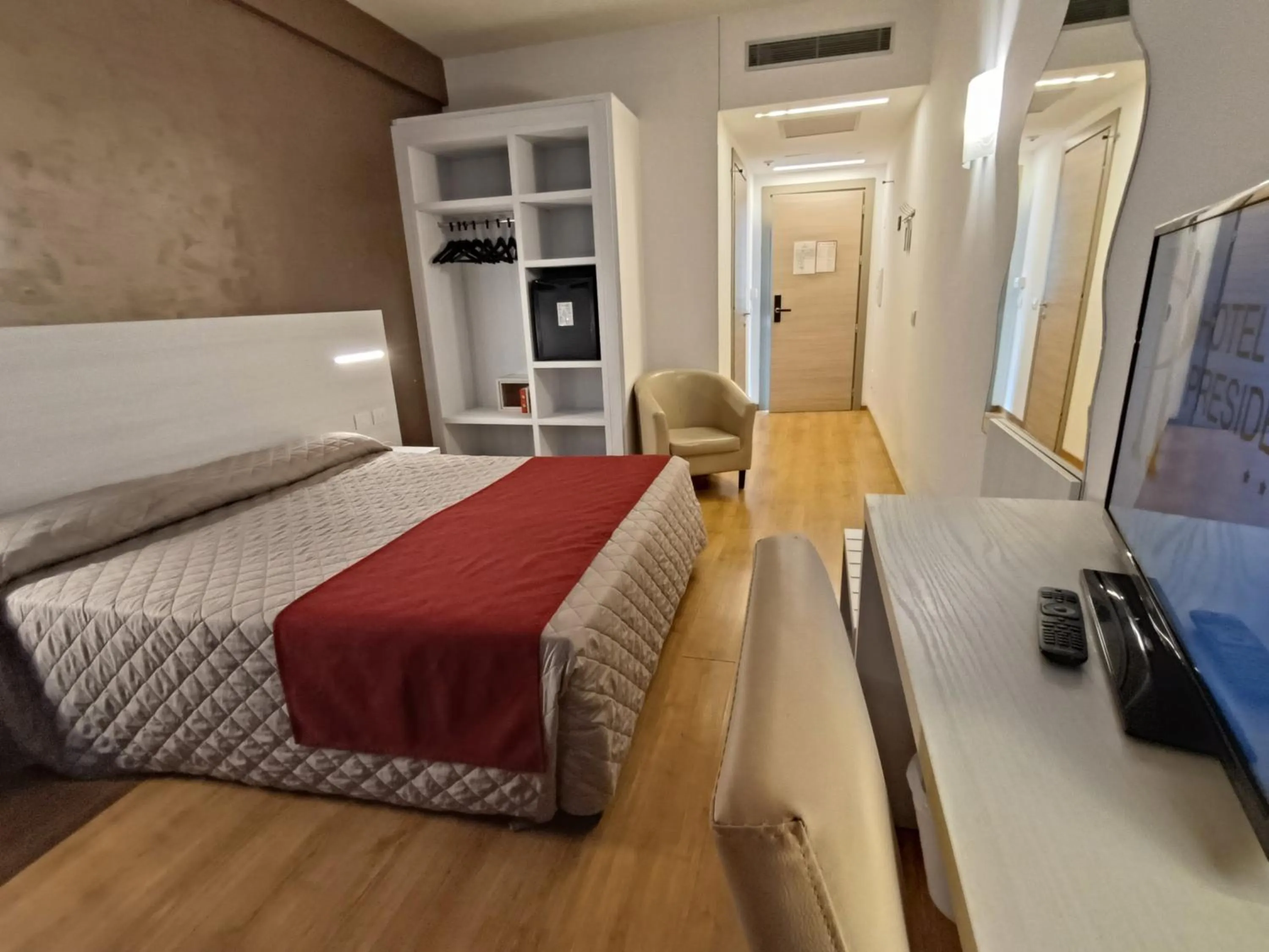 Bedroom, Bed in Hotel President