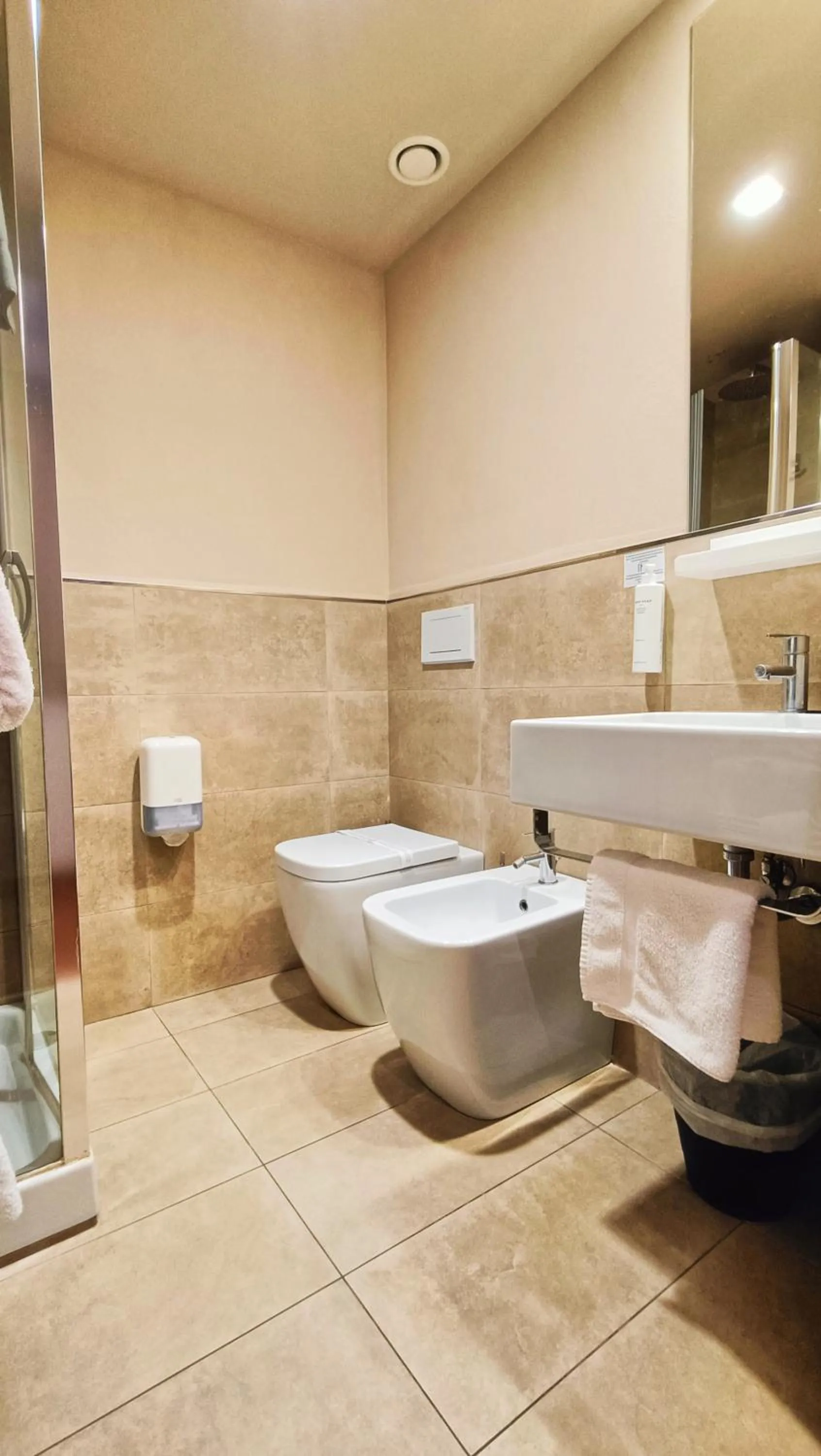 Toilet in Hotel President