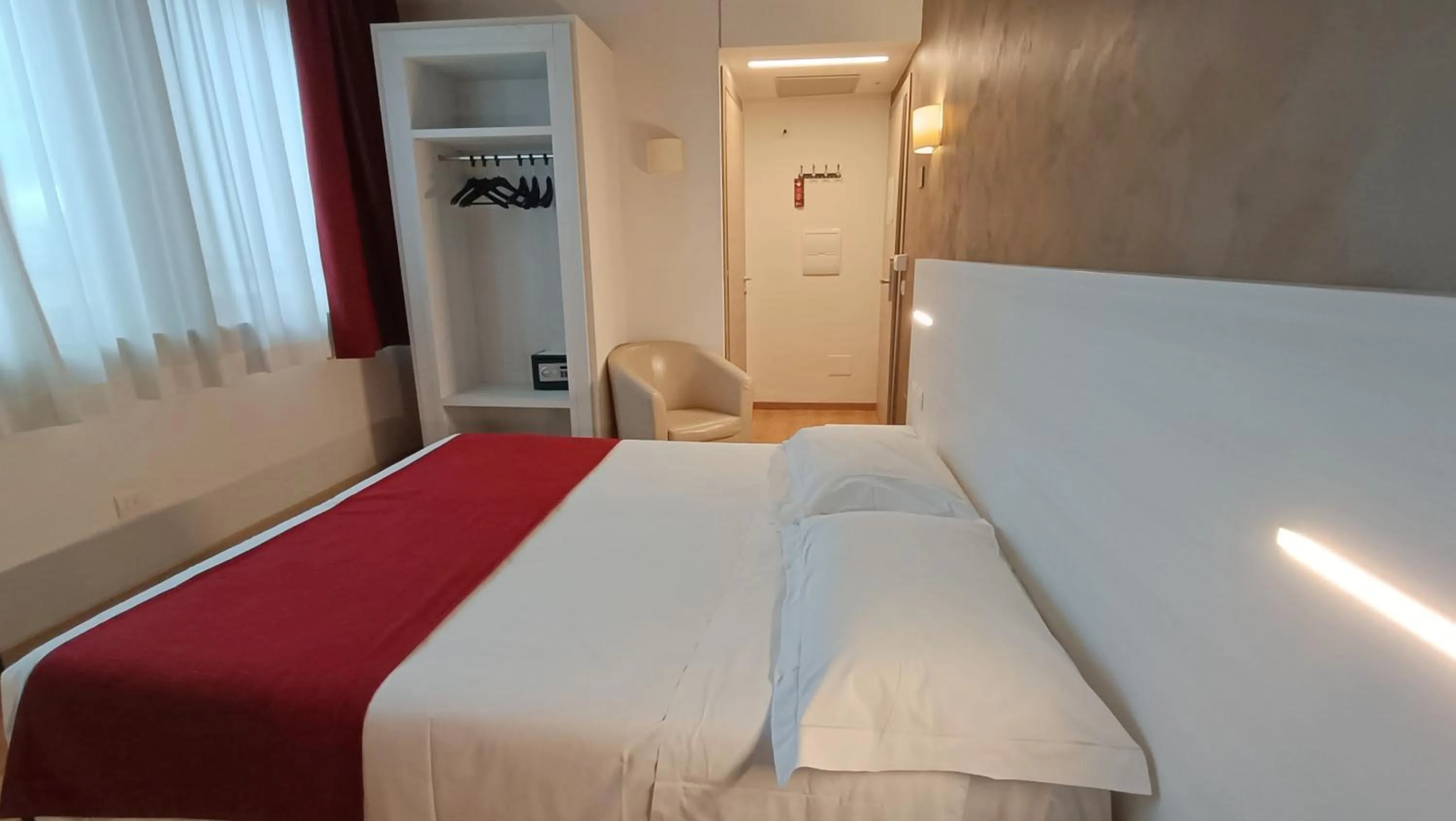 Bedroom, Bed in Hotel President