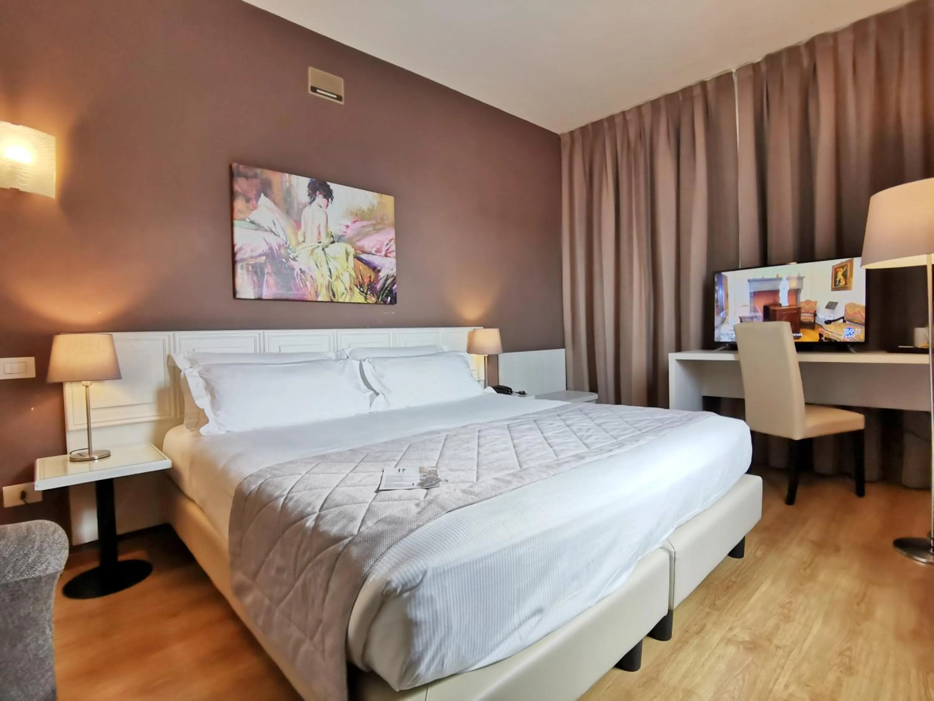 Bedroom, Bed in Hotel President