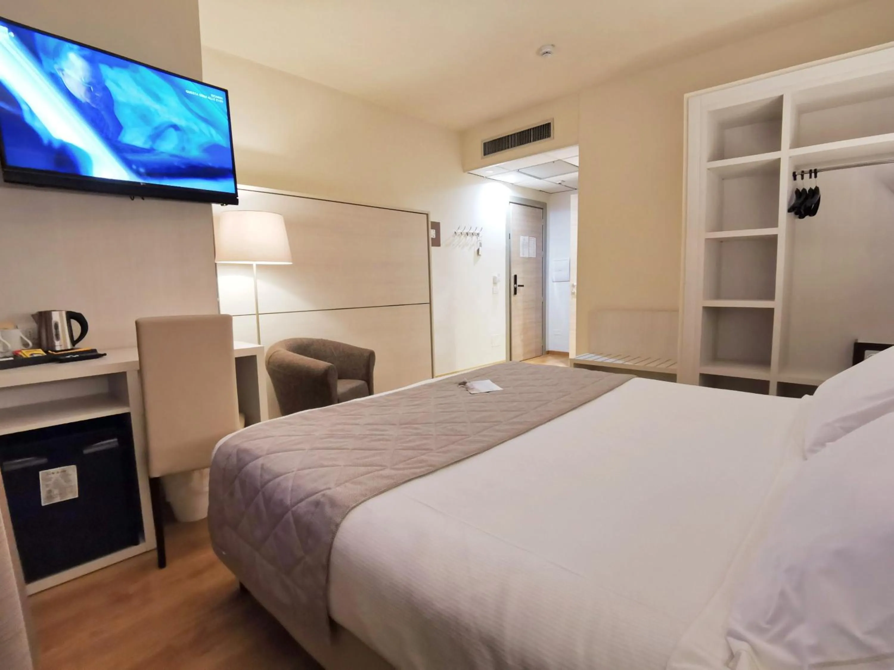 Bedroom, Bed in Hotel President