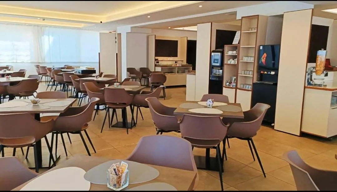Restaurant/places to eat in Hotel President