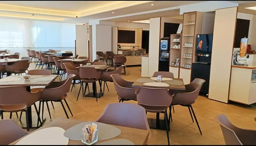 Restaurant/places to eat in Hotel President Restaurant/places to eat in Hotel President