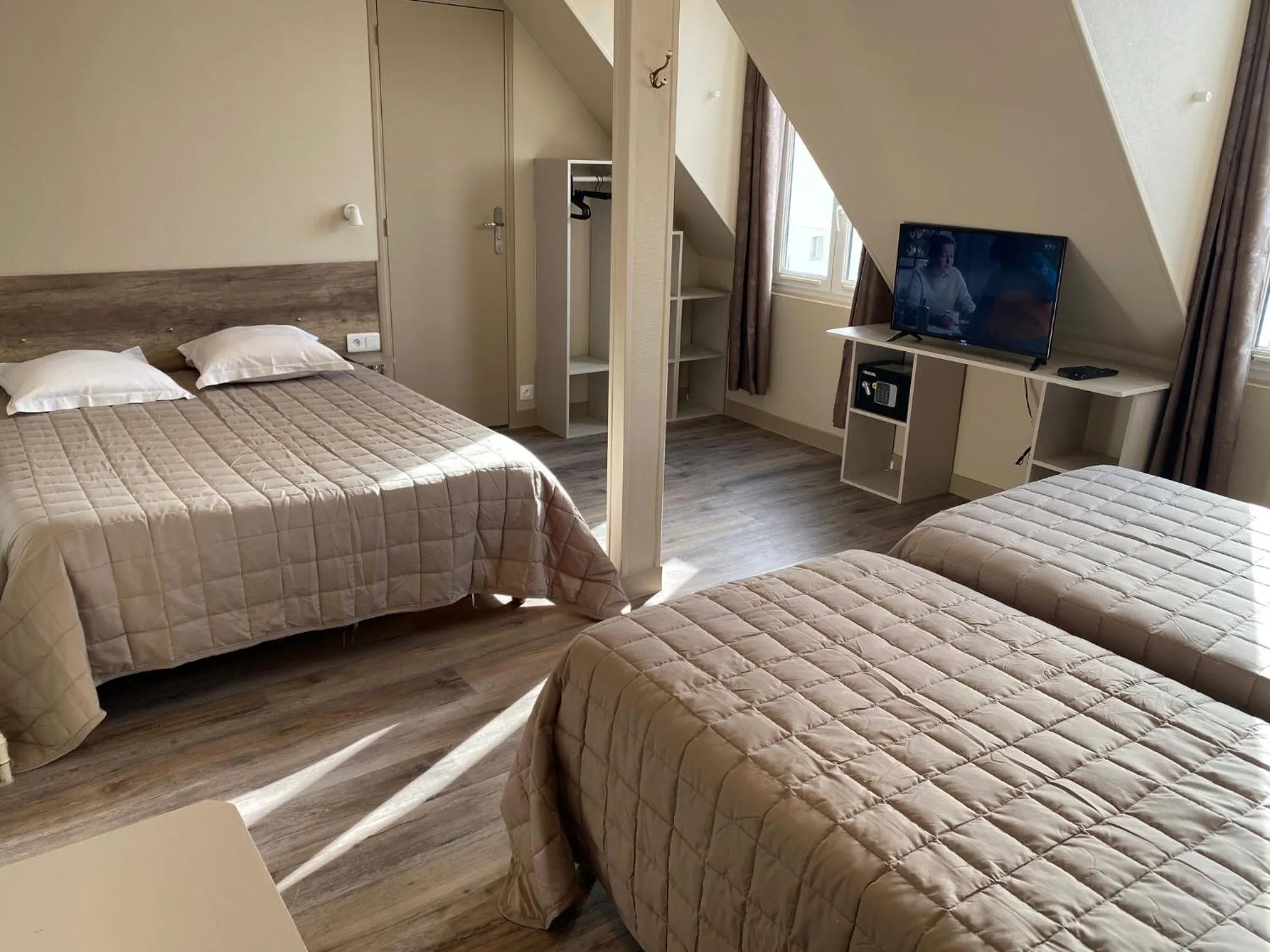 Photo of the whole room, Bed in Angleterre Hotel