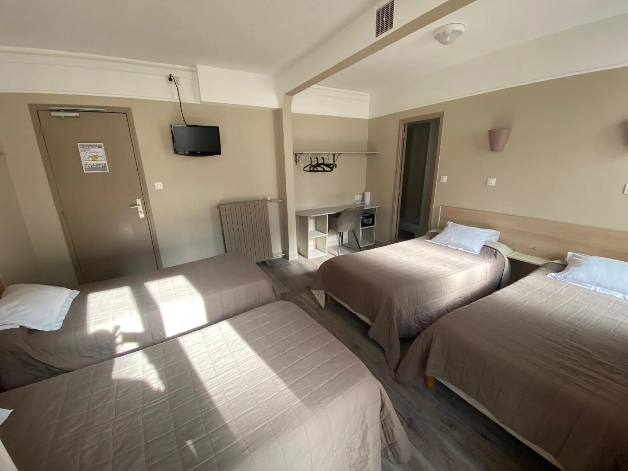 Photo of the whole room, Bed in Angleterre Hotel