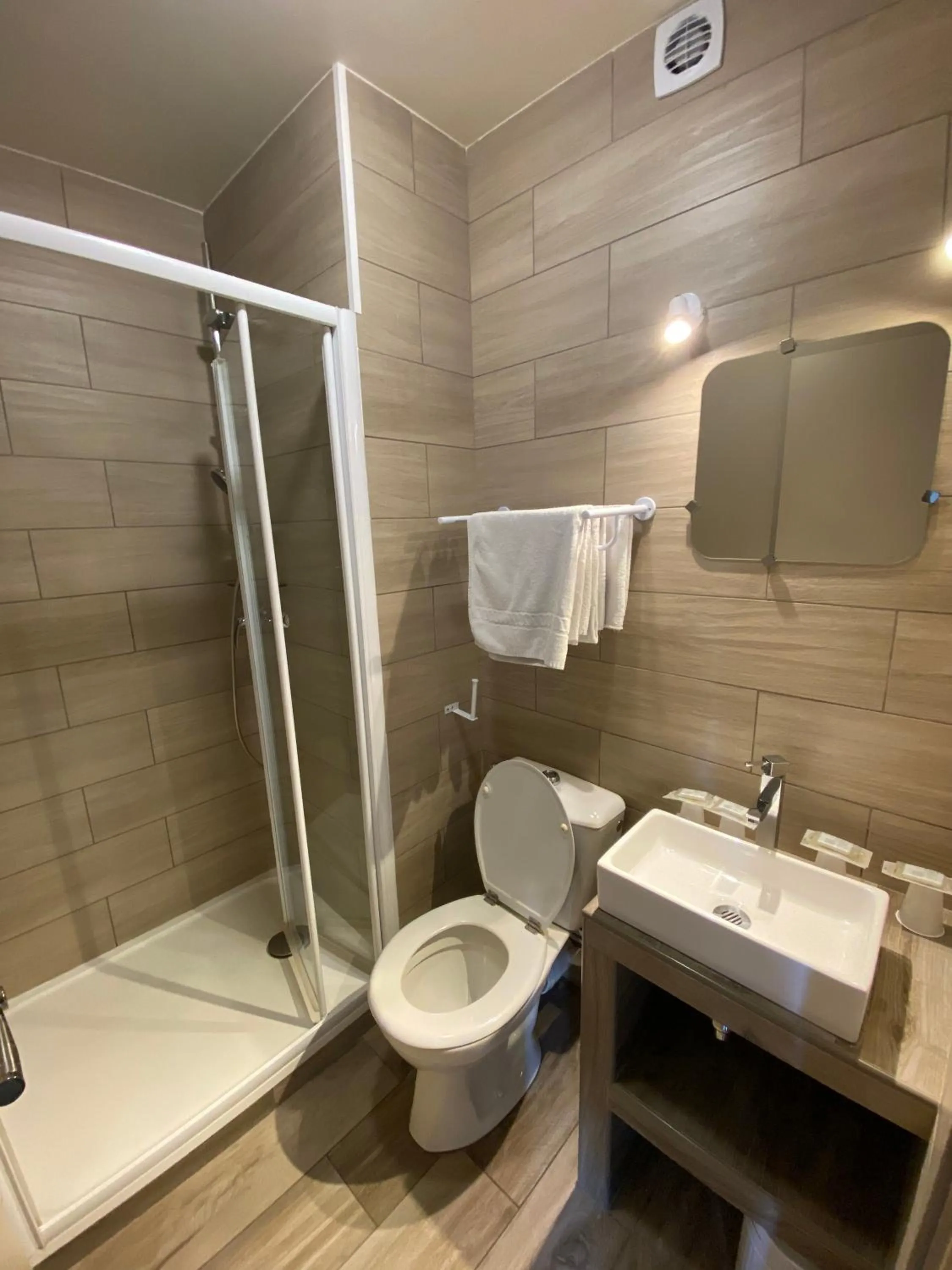 Bathroom in Angleterre Hotel