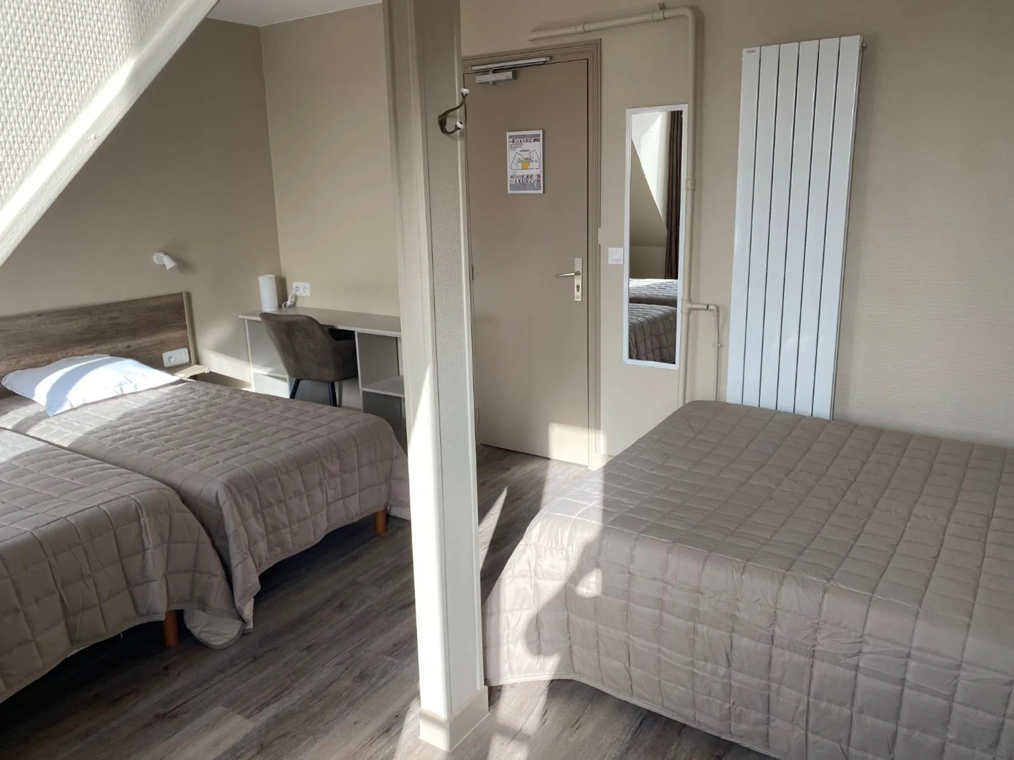 Photo of the whole room, Bed in Angleterre Hotel