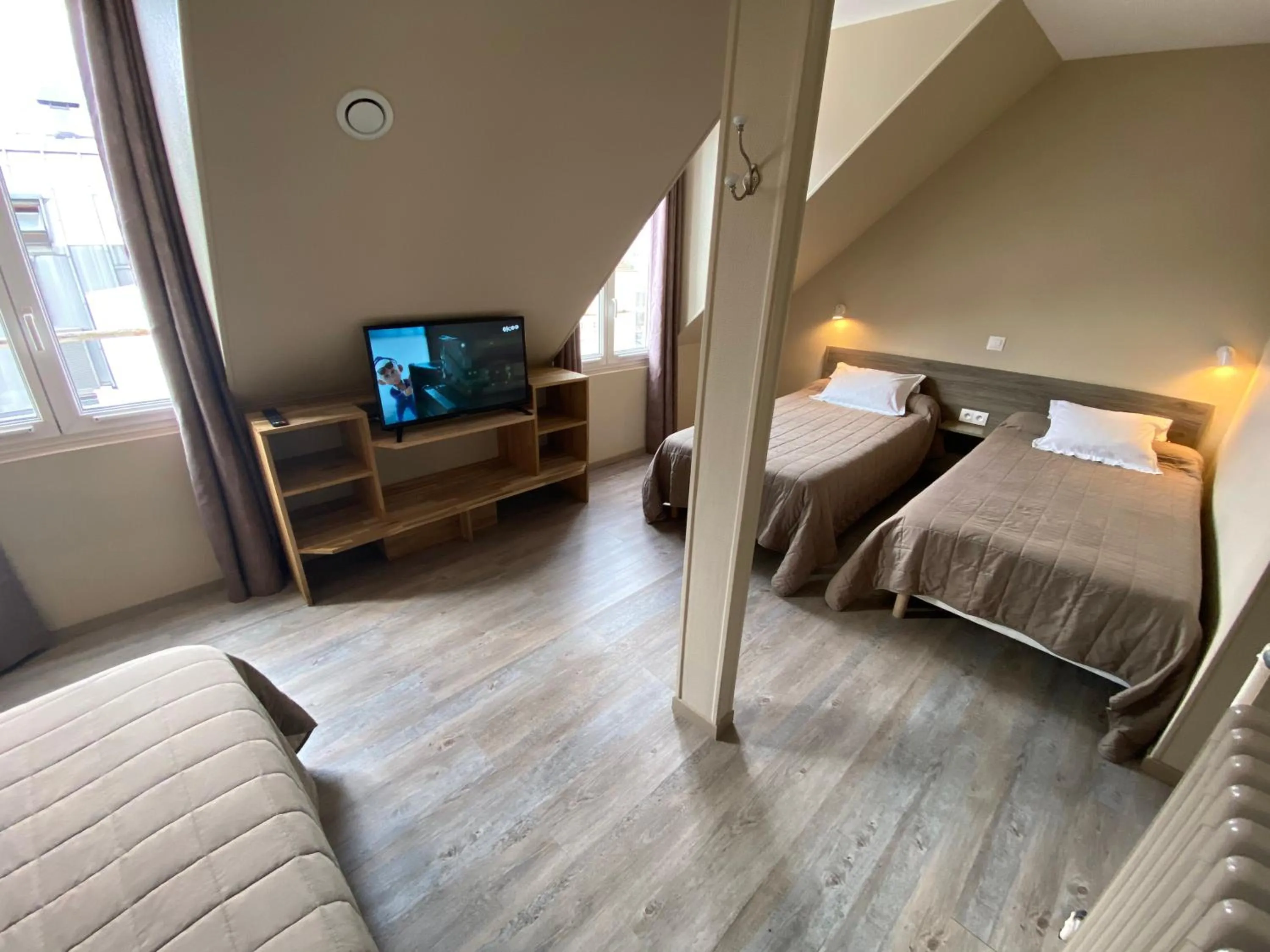 Photo of the whole room, Bed in Angleterre Hotel