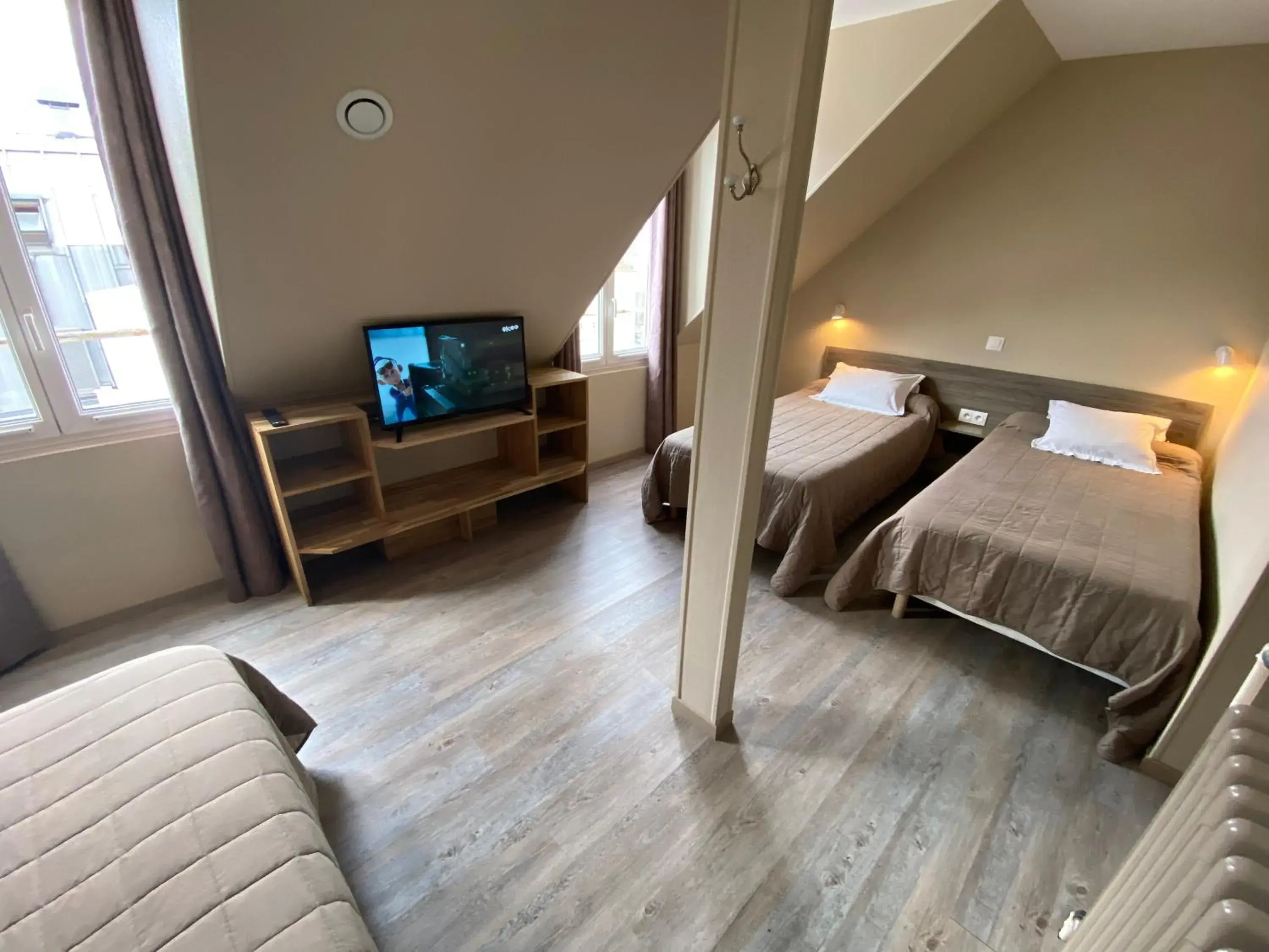 Quadruple Room in Angleterre Hotel Quadruple Room in Angleterre Hotel