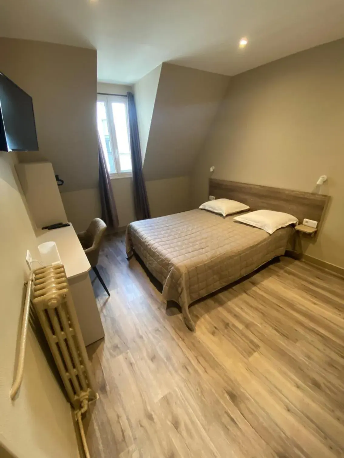 Photo of the whole room, Bed in Angleterre Hotel Photo of the whole room, Bed in Angleterre Hotel