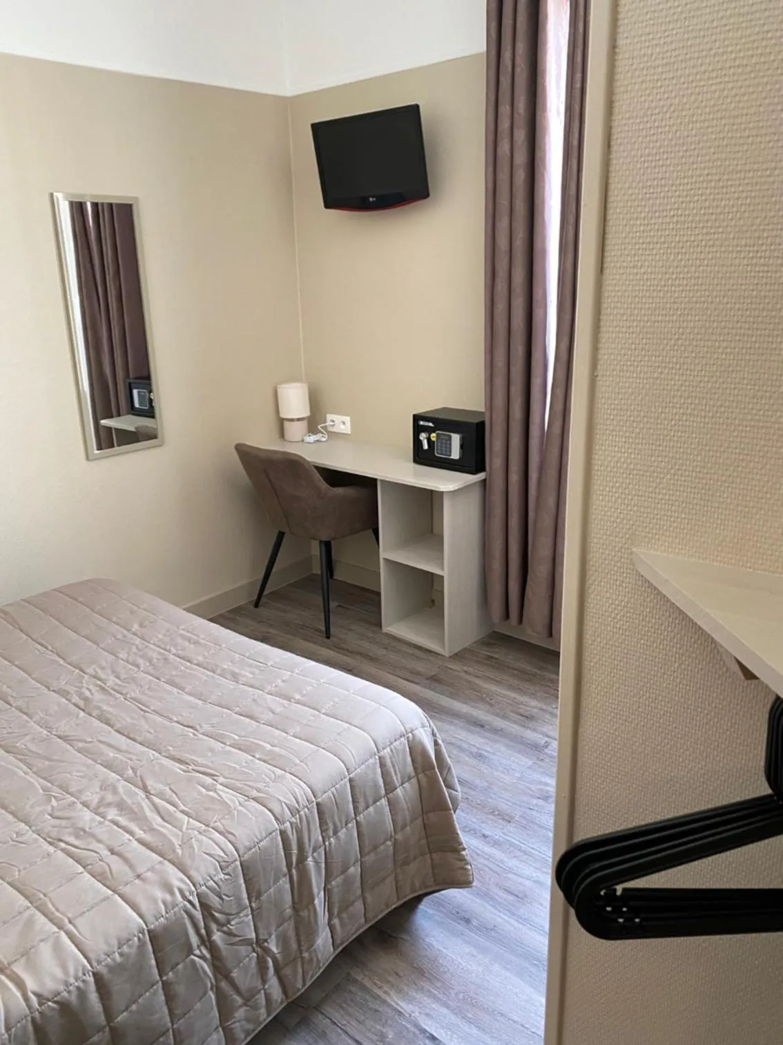 Photo of the whole room, Bed in Angleterre Hotel