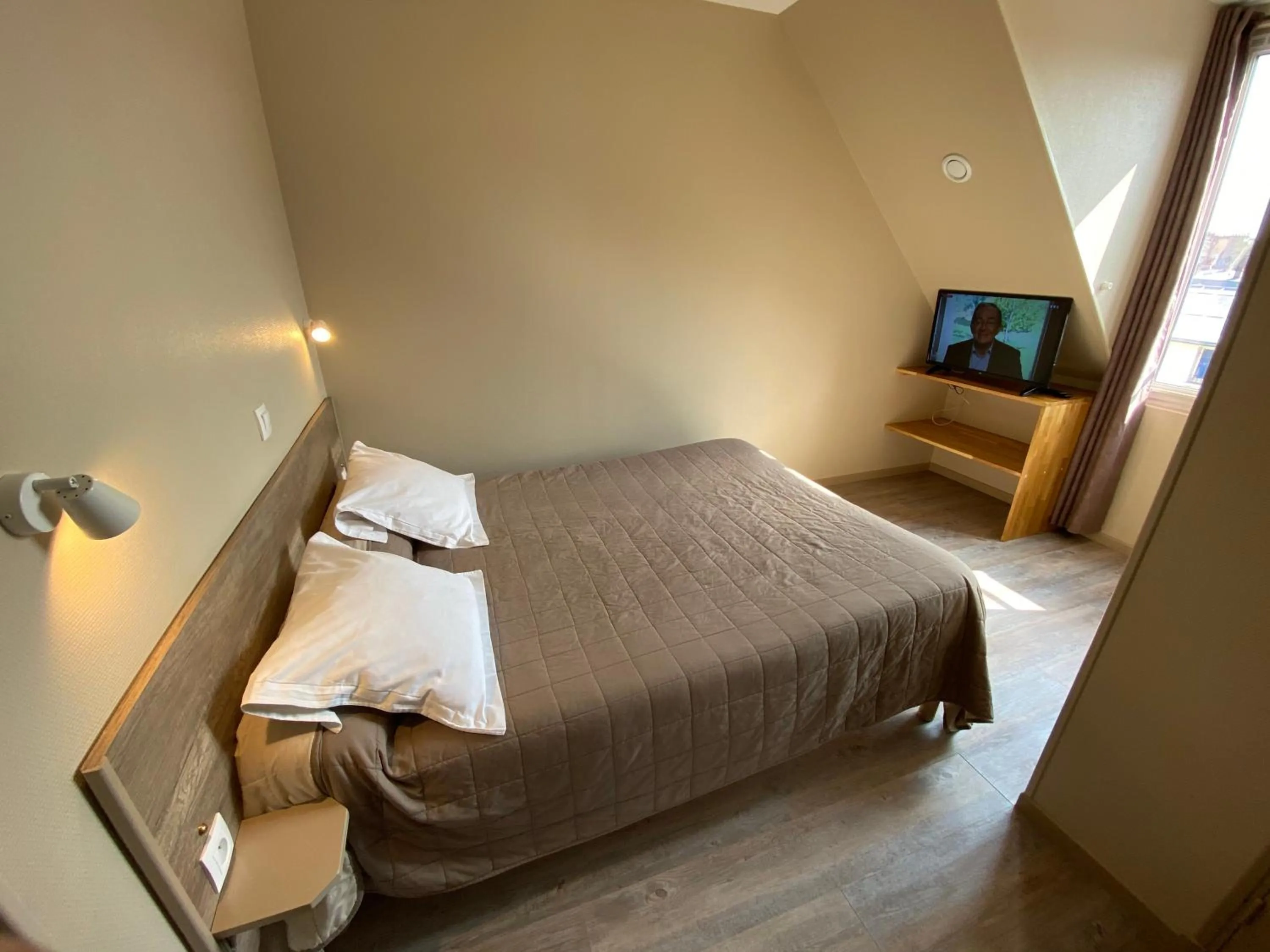 Photo of the whole room, Bed in Angleterre Hotel