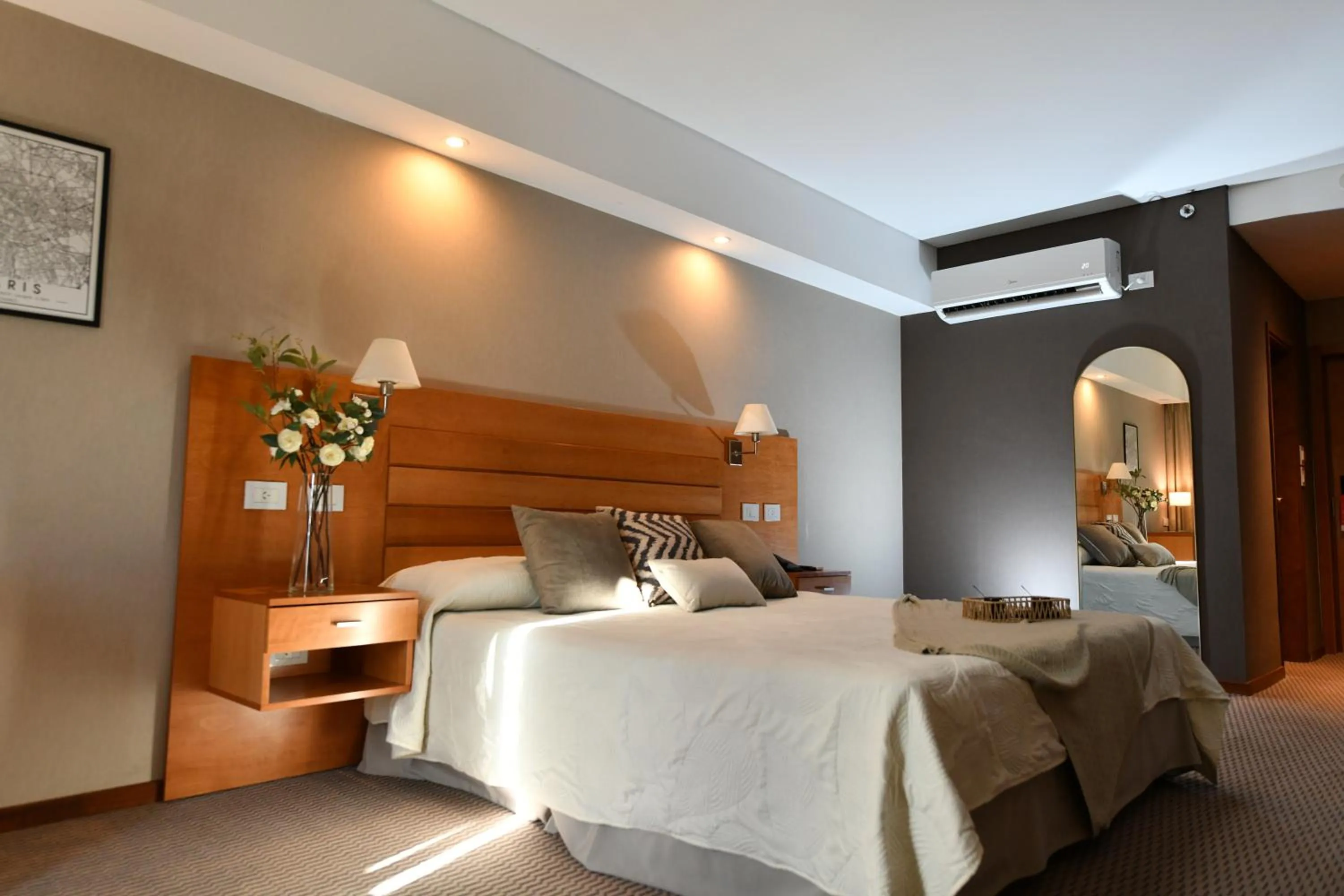 Photo of the whole room, Bed in Howard Johnson San Francisco