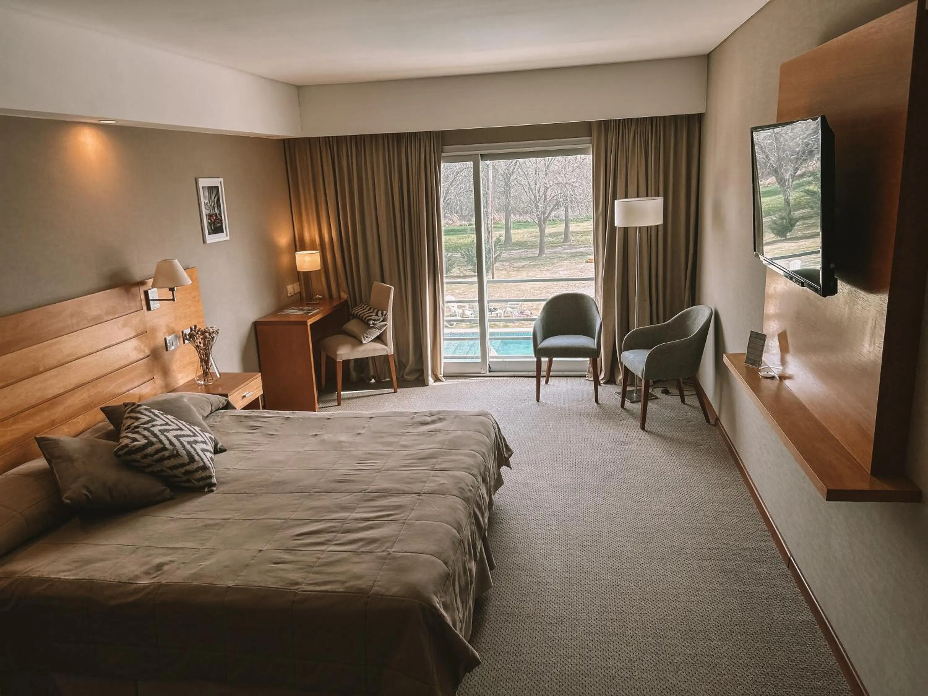 Photo of the whole room, Bed in Howard Johnson San Francisco