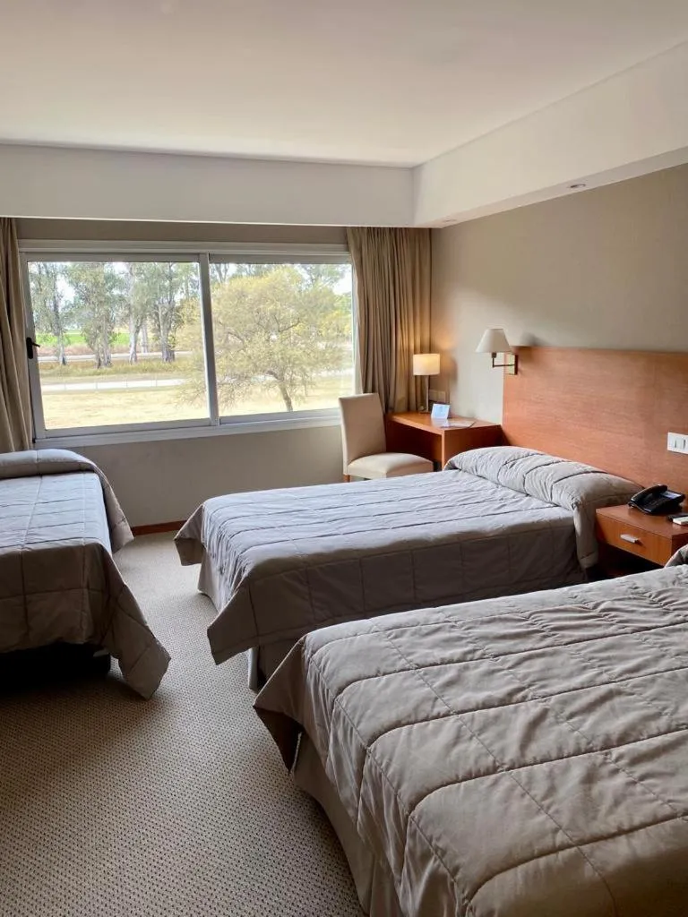 Photo of the whole room, Bed in Howard Johnson San Francisco