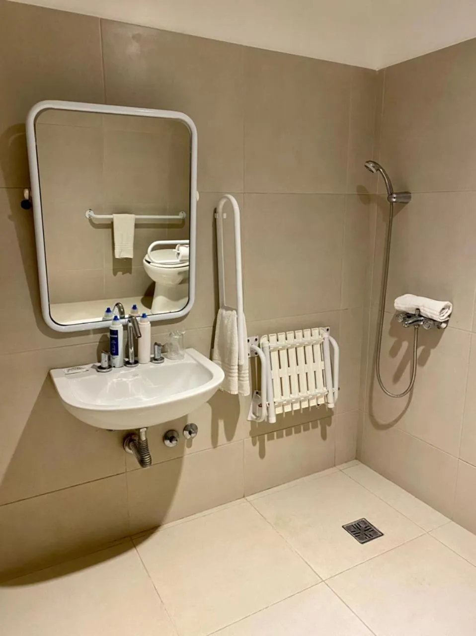 Bathroom in Howard Johnson San Francisco