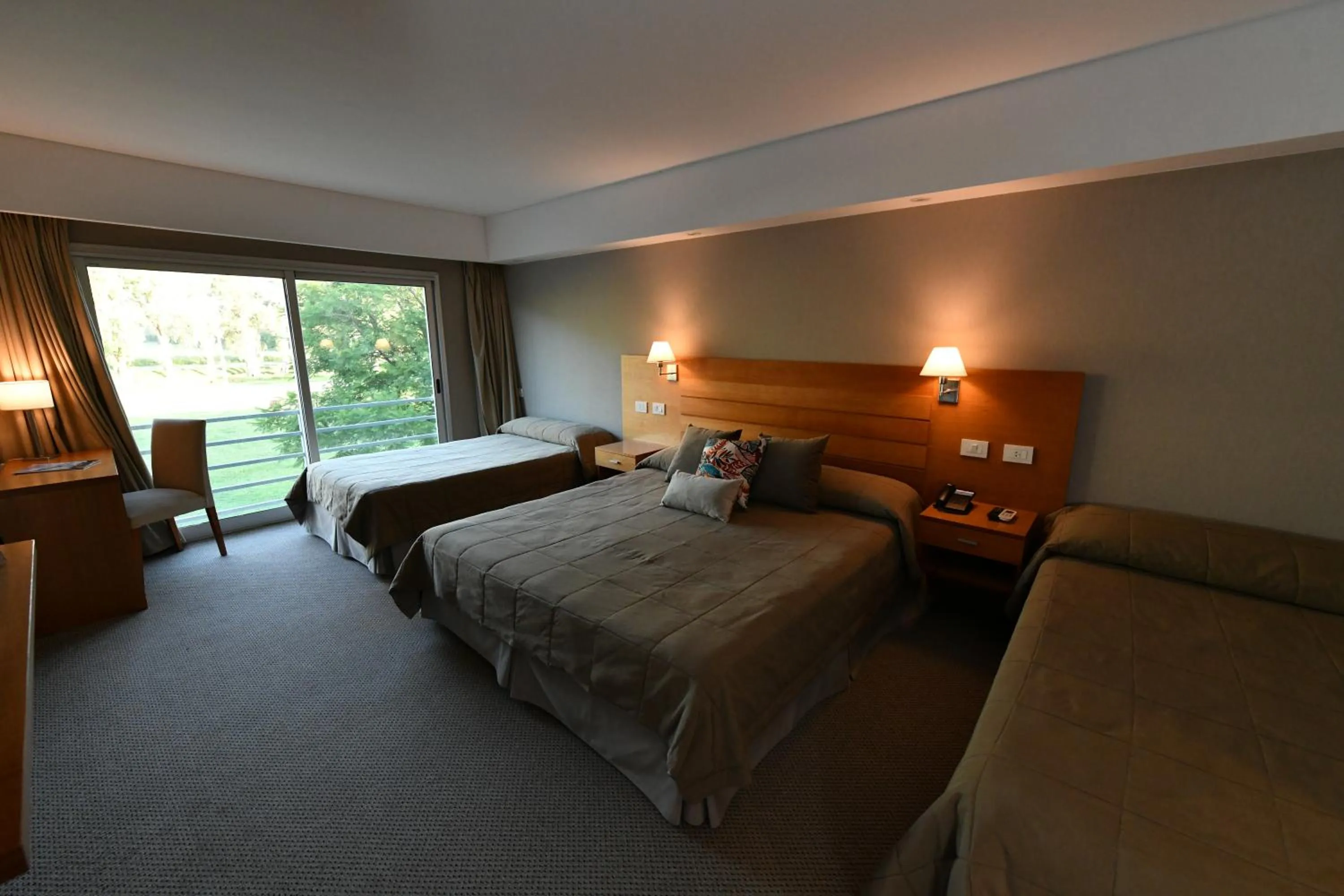 Photo of the whole room, Bed in Howard Johnson San Francisco